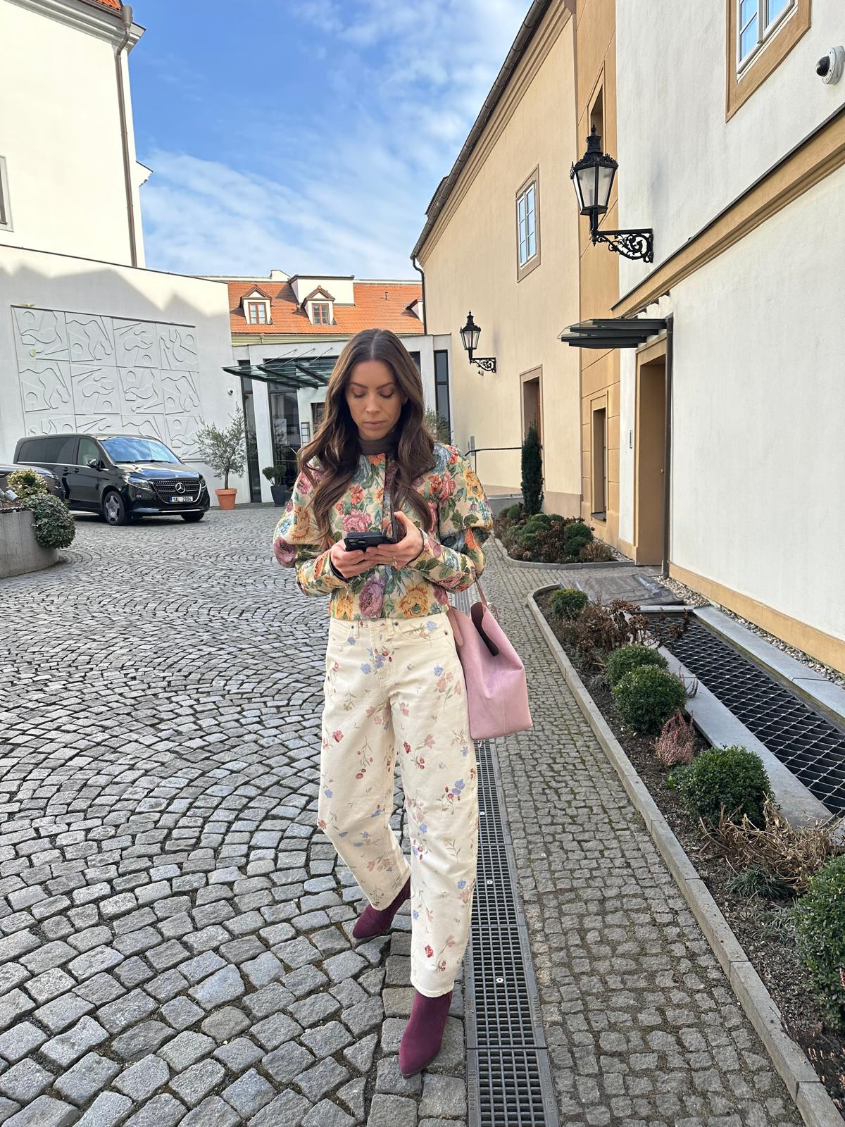 Printed barrel jeans paired with a tapestry floral top and burgundy boots. Perfect for travel, brunch, or daytime meetings.

Tap to shop or save to your wishlist! 

 #LTKdayinmylife #LTKootd #LTKTall