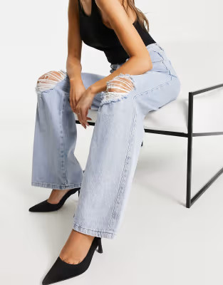 Glamorous – Locker geschnittene Jeans mit weitem Beinschnitt in heller Stonewash-Optik mit Zier... | ASOS (Global)