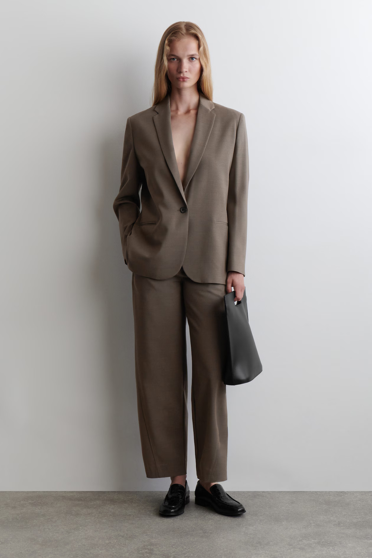 VERKÜRZTE HOSE AUS WOLLE MIT BARREL-BEIN - BRAUN | COS | COS (EU)