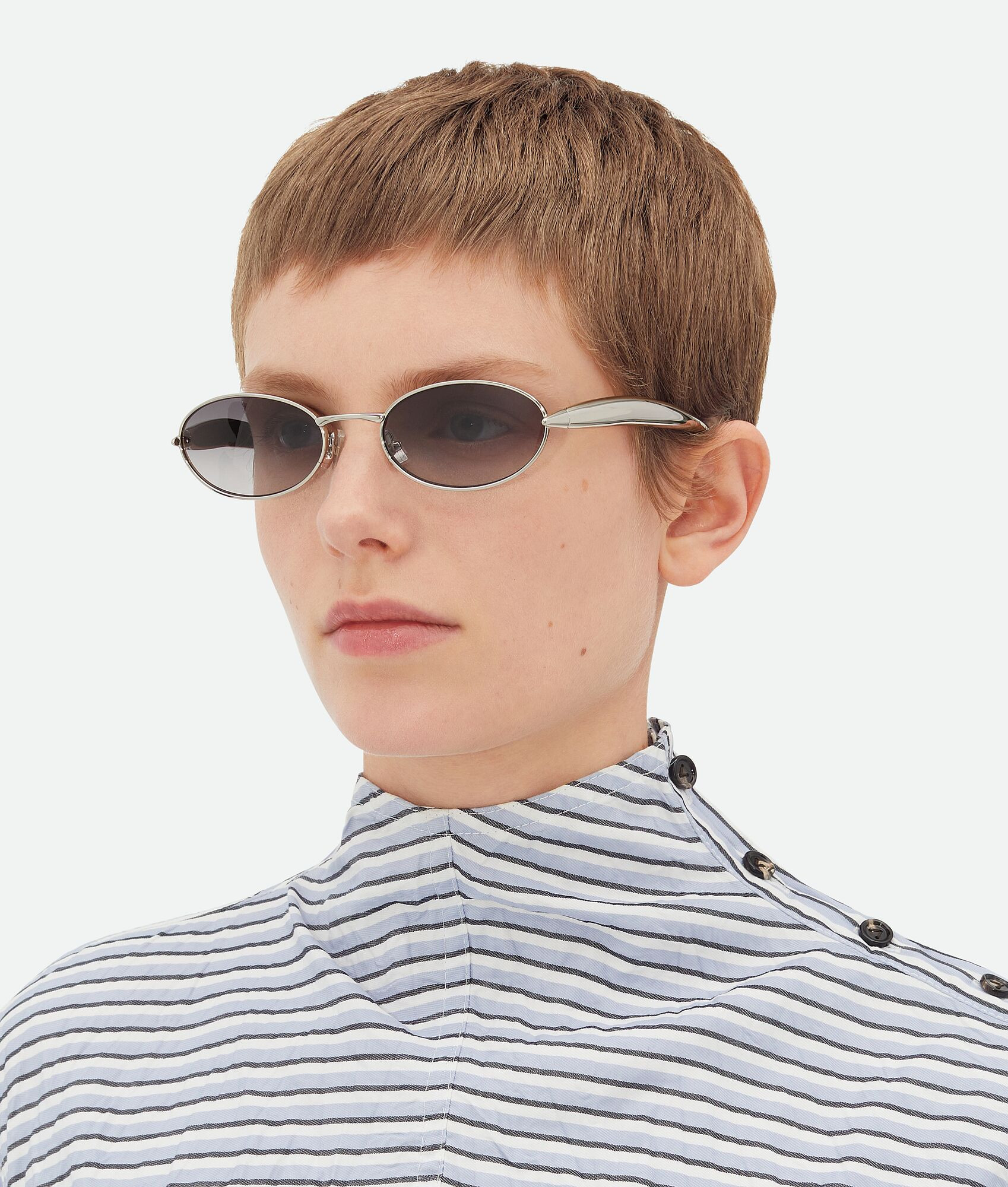 Bottega Veneta® Sardine Oval Sunglasses in Silver/grey. Shop online now. | Bottega Veneta