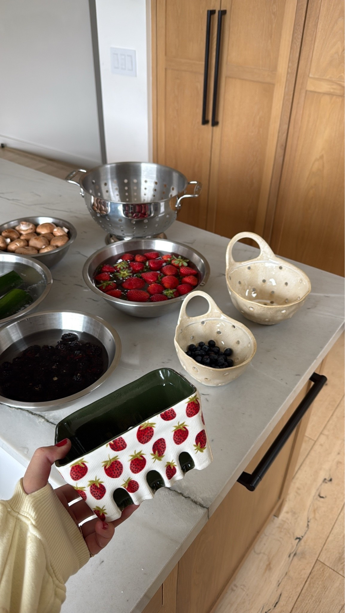 Fruit and veggie cleaning with a simple vinegar soak🍓🫧

Kitchen
Home

#LTKfoodie #LTKHome