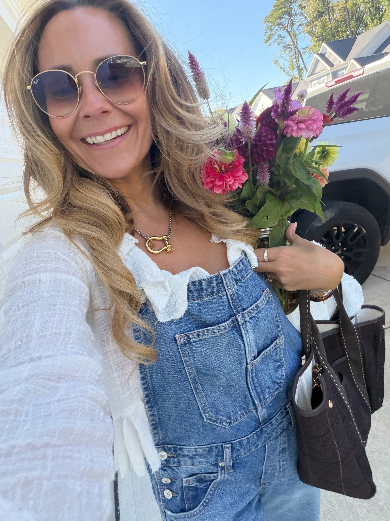 A day at monarch farm! Picked this bouquet! I’m a small in overalls and small in top! #petite #size6