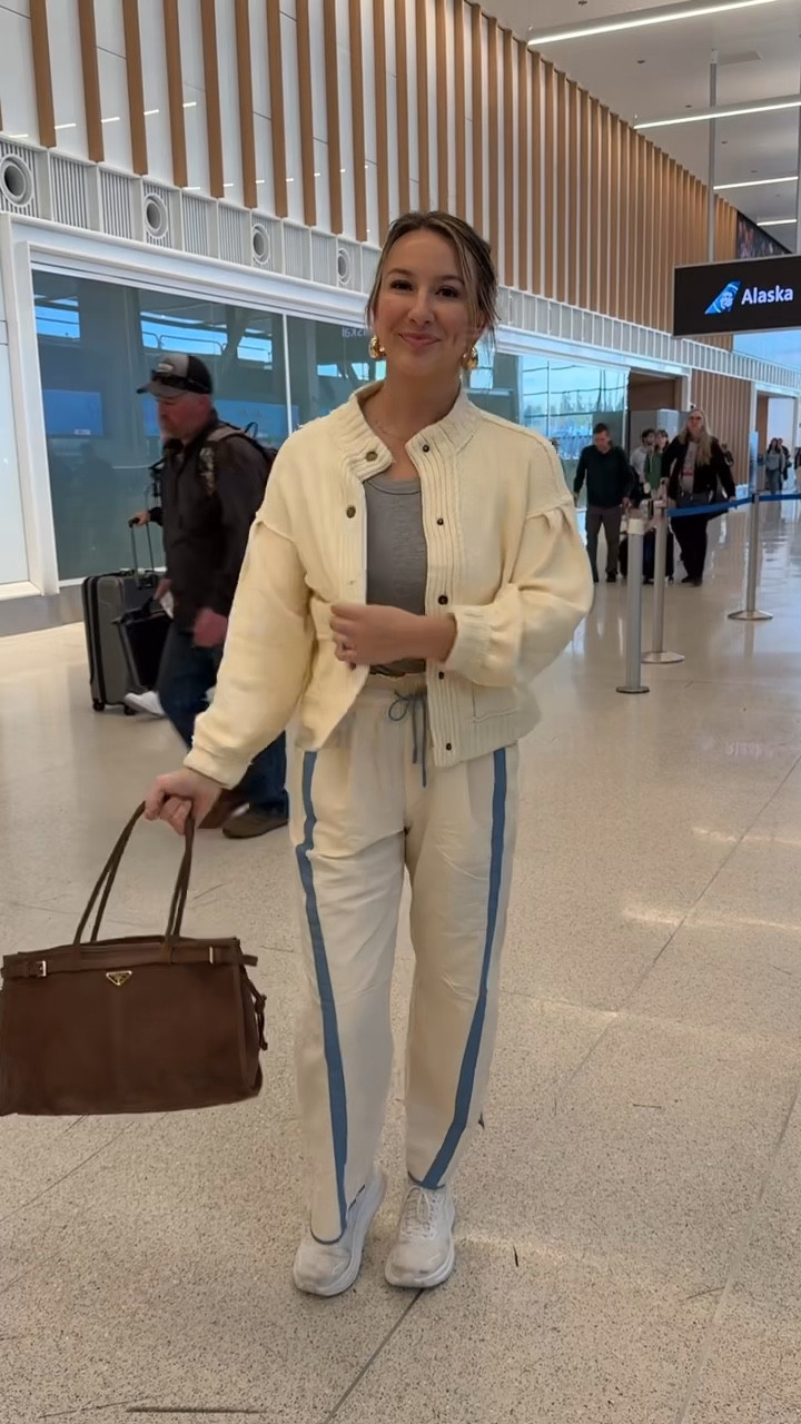 Headed to CA ✈️ shop my travel OOTD I wore to the airport! 

#amazon #travel #airport #outfit #OOTD #california #amazonoutfit #spring #flight #vacation #trip 

#LTKootd #LTKTravel #LTKmomlife