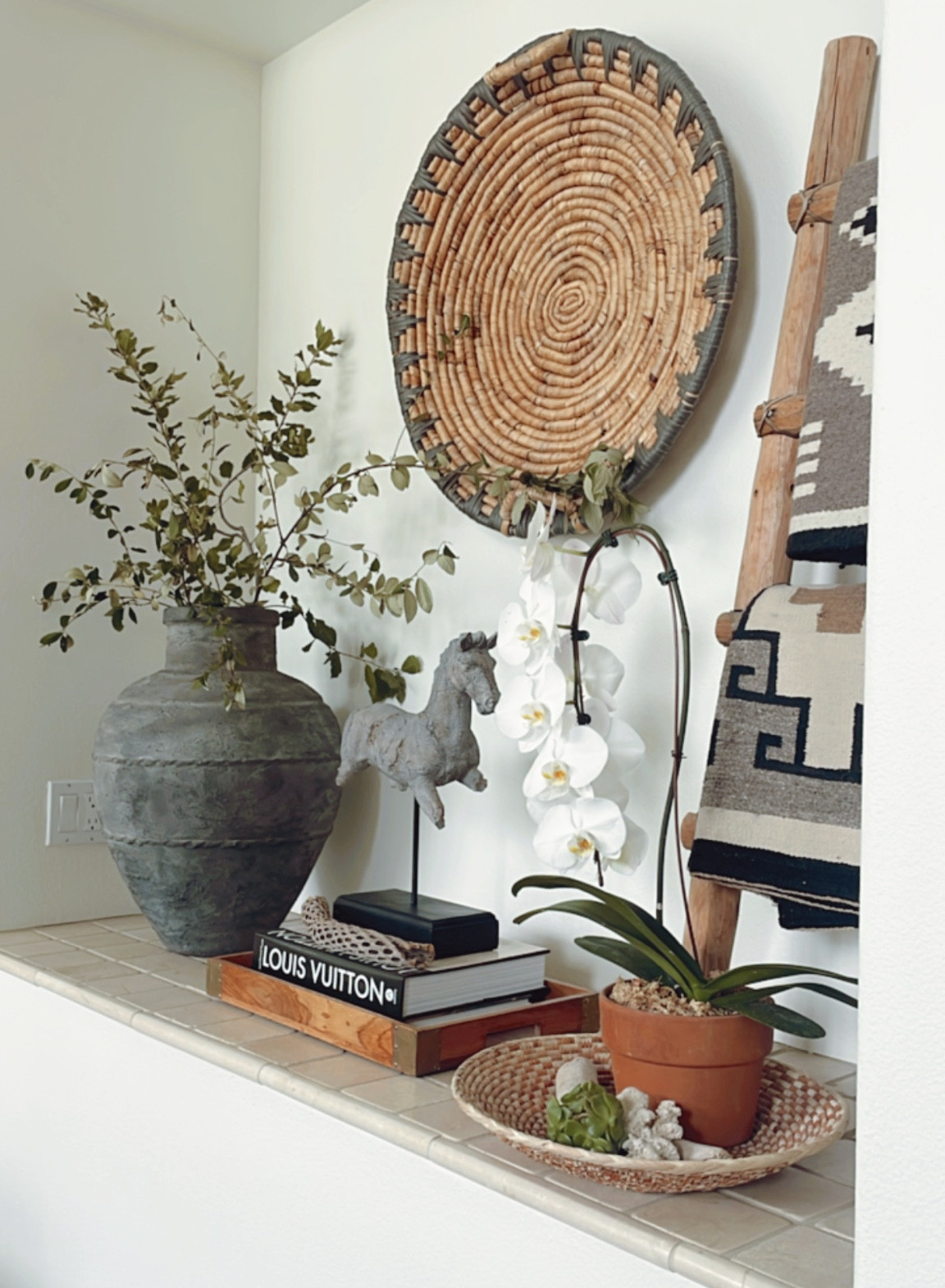 Built-in entryway nook 🙌🏻

#ltkhome
#entryway
#consoletabledecor
#entrywaydecor