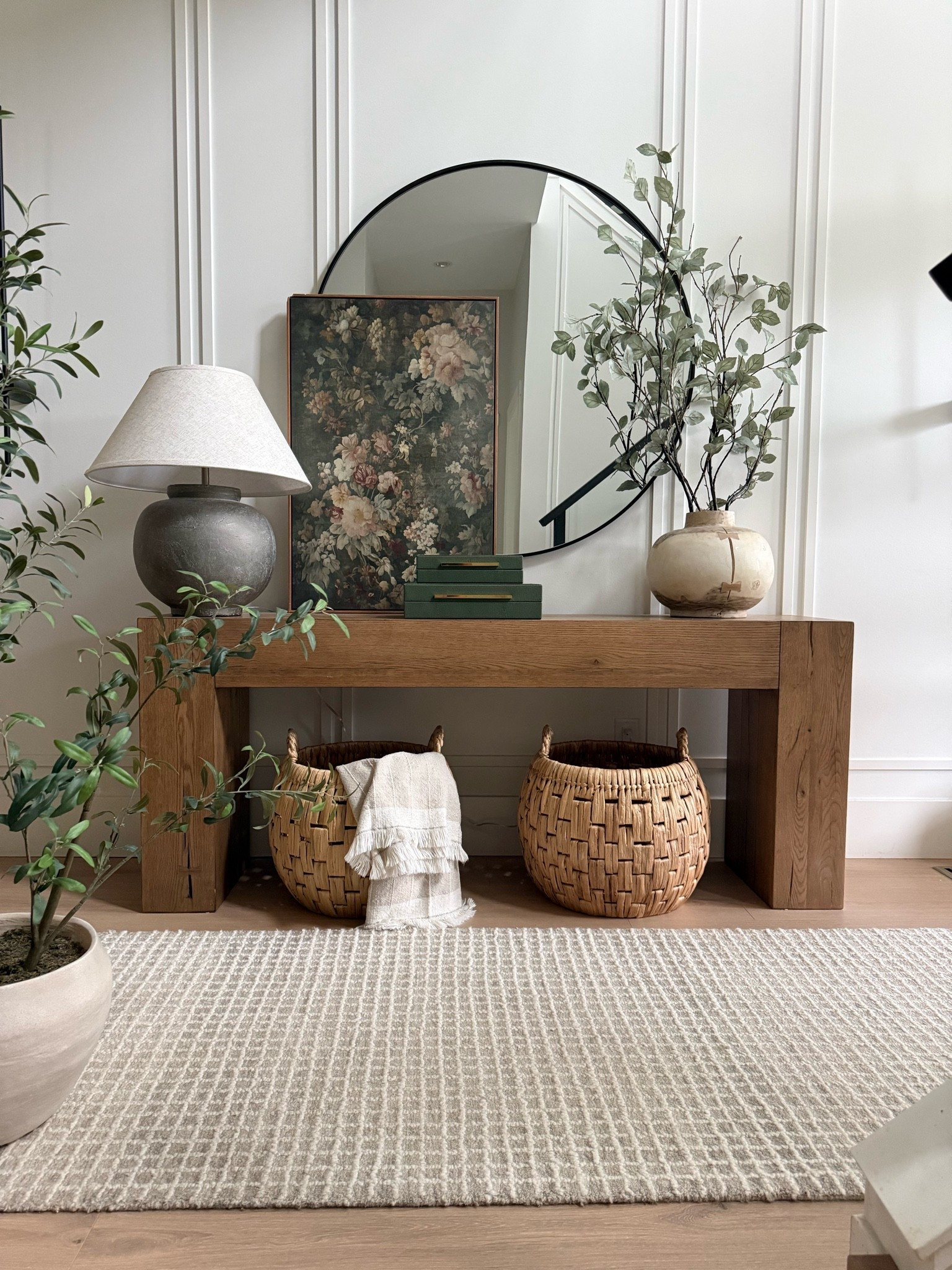 Summer styling in the entryway 
Fresh and inviting🤍🤍