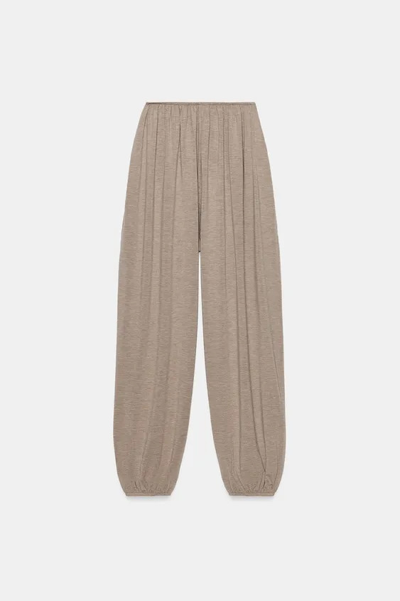 Model height: 178 cmMid-waist trousers with an elasticated waistband. Featuring gathered hems wit... | Zara UK