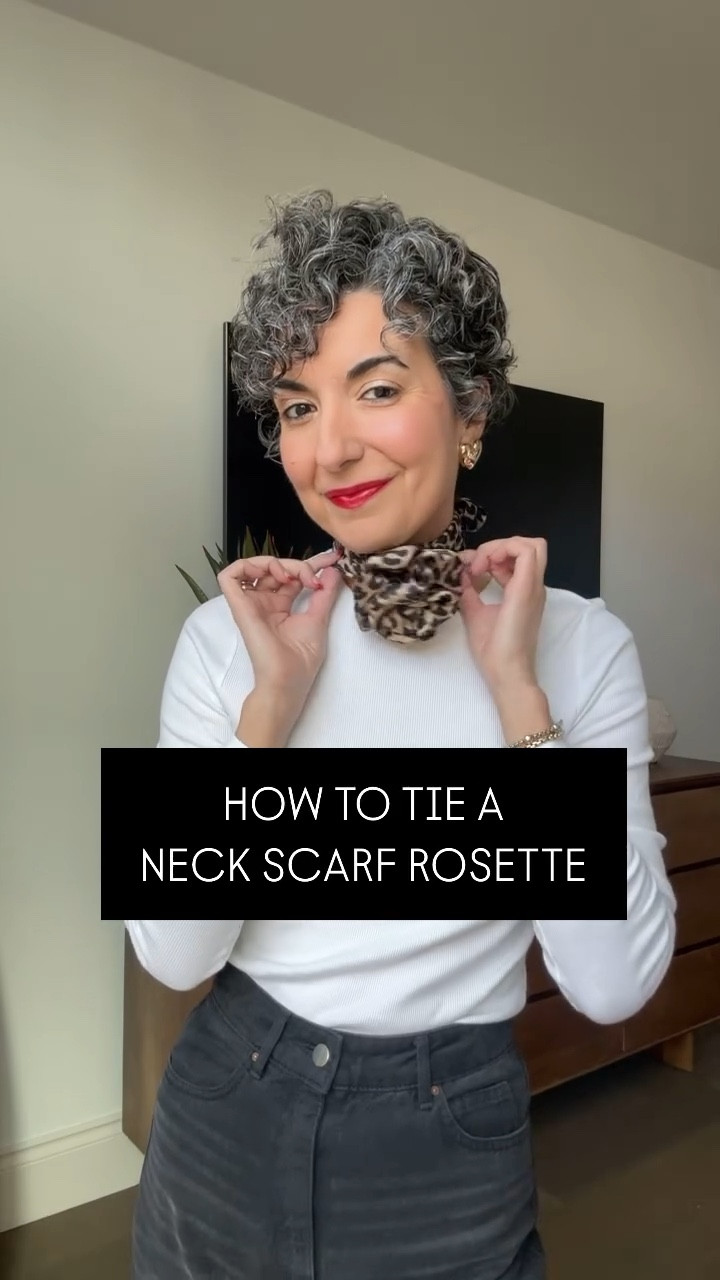 I linked a few similar neckerchiefs. The one I’m wearing measures 24x24” square 
