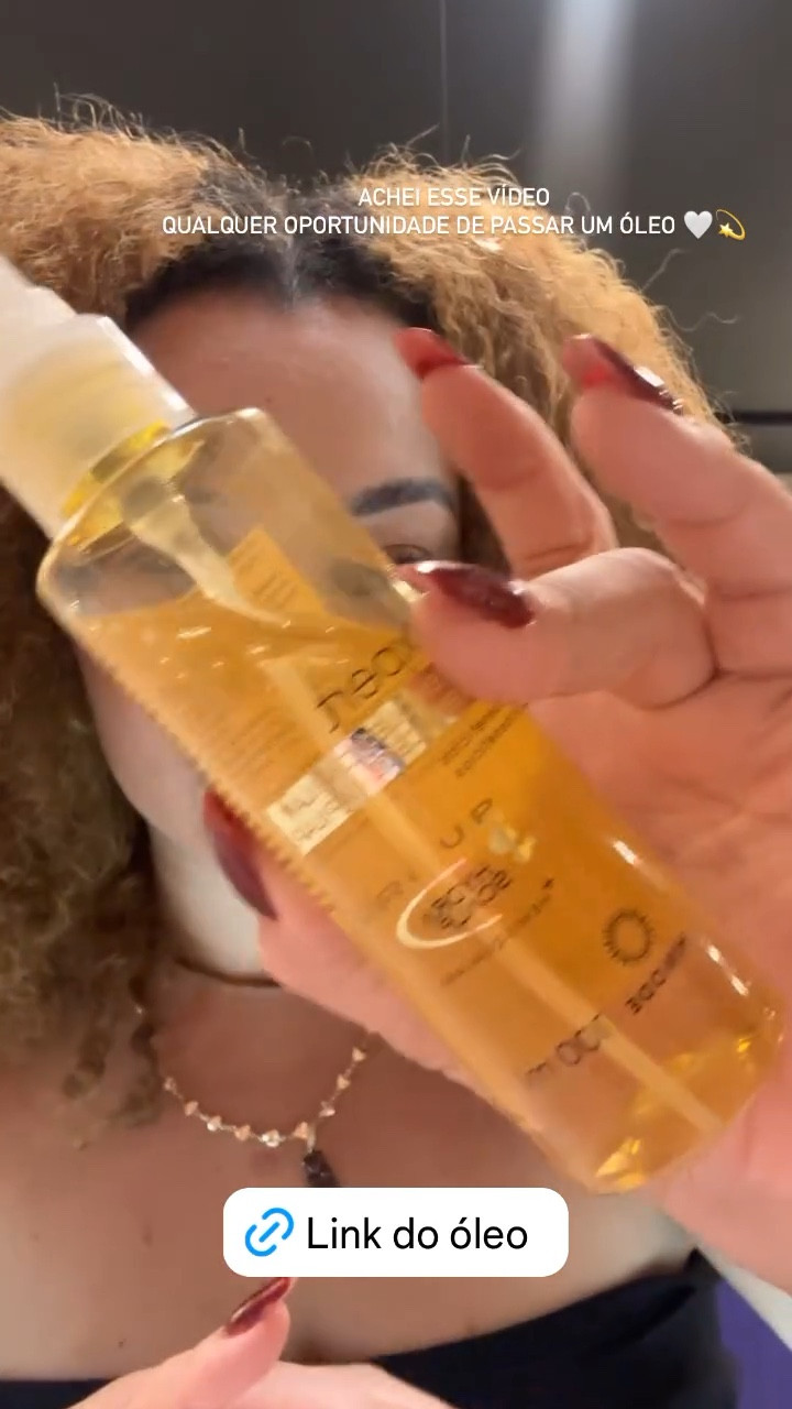 Conheci esse óleo na Hinode quando visitei a fábrica, é um óleo leve que pode ser usada de várias maneiras, com certeza vale a pena o teste. 

Cheiro de cravo ou canela prevalece nele, e nutre bastante o cabelo 



#LTKbrasil