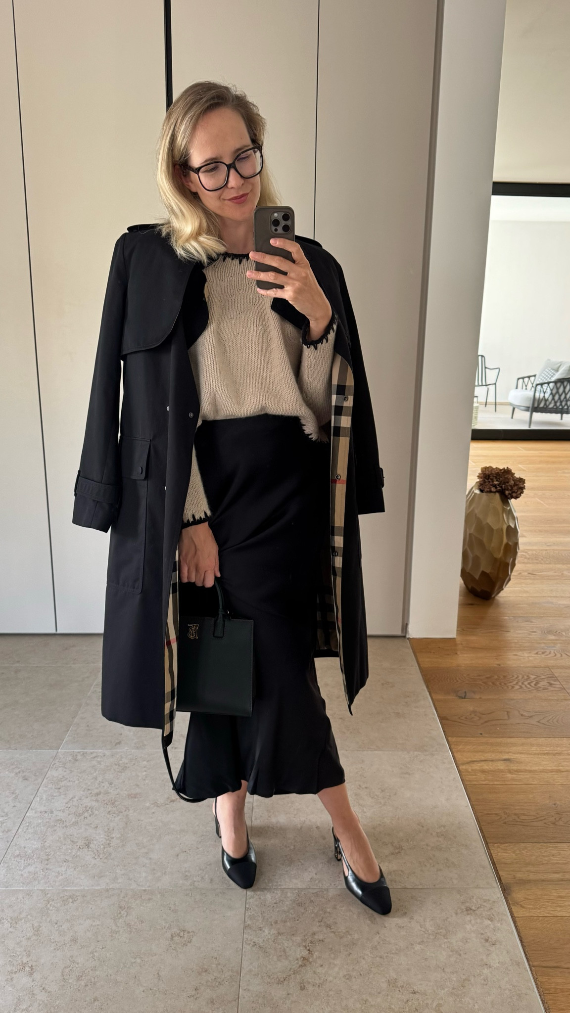 #CCSweater - OUTFIT 2!

Er kann auch très chic - hier in Kombi mit einem schwarzen Satinrock, Pumps und einem Trench. 

Verlinkt sind alle Preiskategorien! €-€€€€

#FashionMonth #LTKstyletip #LTKdeutschland
