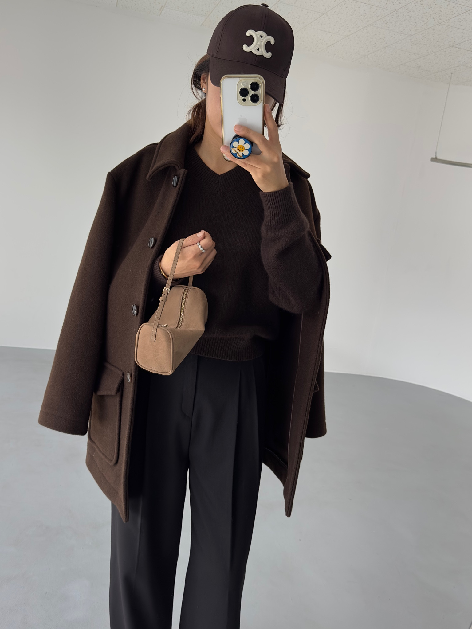 #therowbag
the row 90's bag🤎
#toteme #totemecoat 🤎🤎


#LTKSeasonal