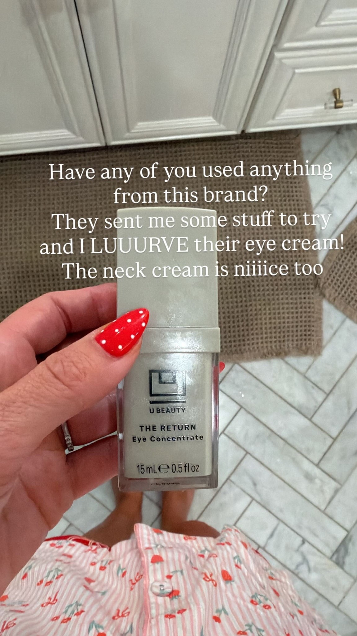 Have any of you used anything from this brand? 
They sent me some stuff to try and I LUUURVE their eye cream!
The neck cream is niiiice too
