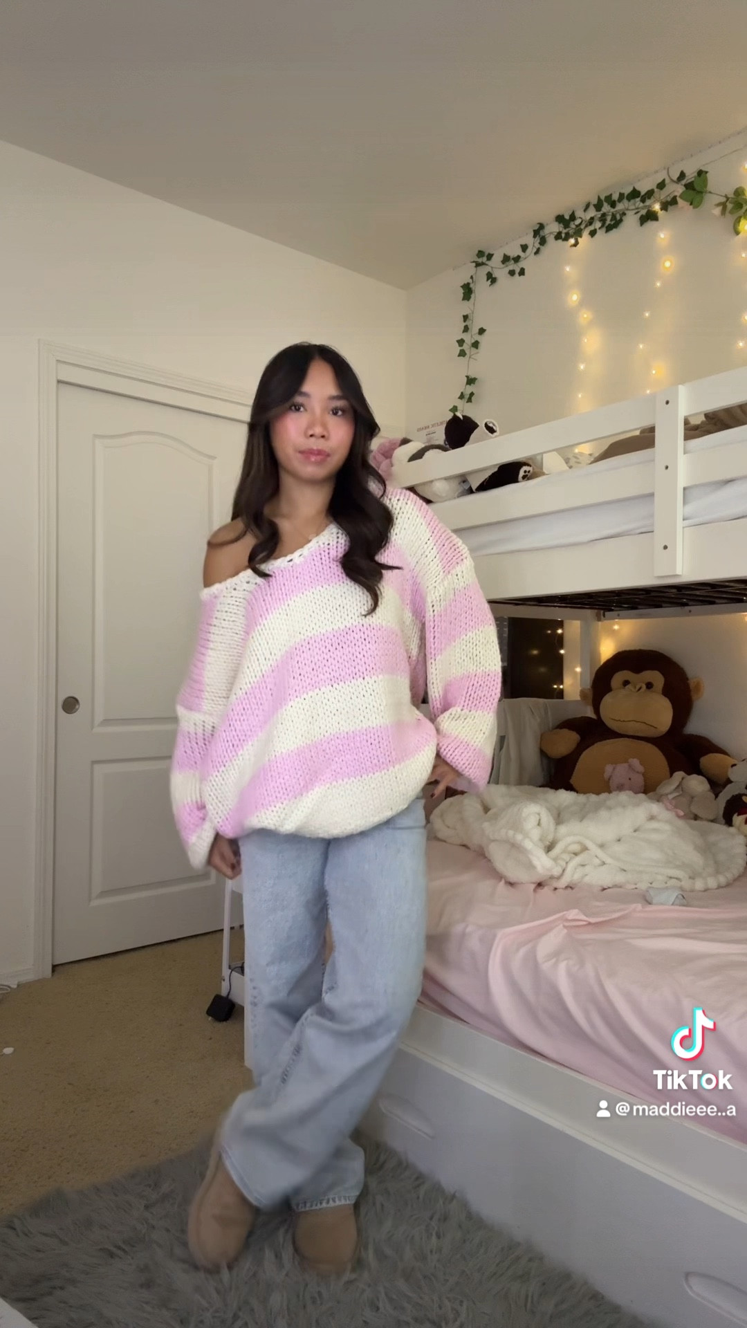sweater: beginning boutique xs/s
jeans: motel w 26 l 32
shoes: ugg ultra mini sand 