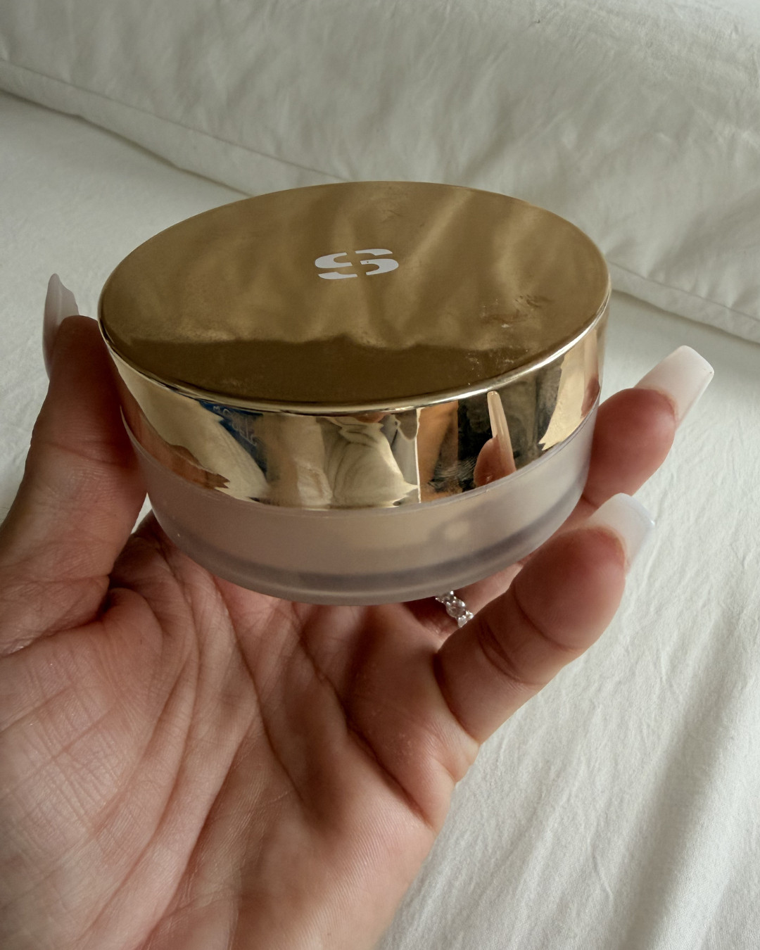 soft-focus skin in a jar ✨

this Sisley loose powder is THAT girl — blurs, sets, and gives the most natural airbrushed finish without looking cakey.

luxury feel, lightweight, and makes your makeup look expensive instantly 🤍

all linked now on my LTK — follow me for more recos!

 

 #LTKselfcare #LTKstorytime #LTKBeauty