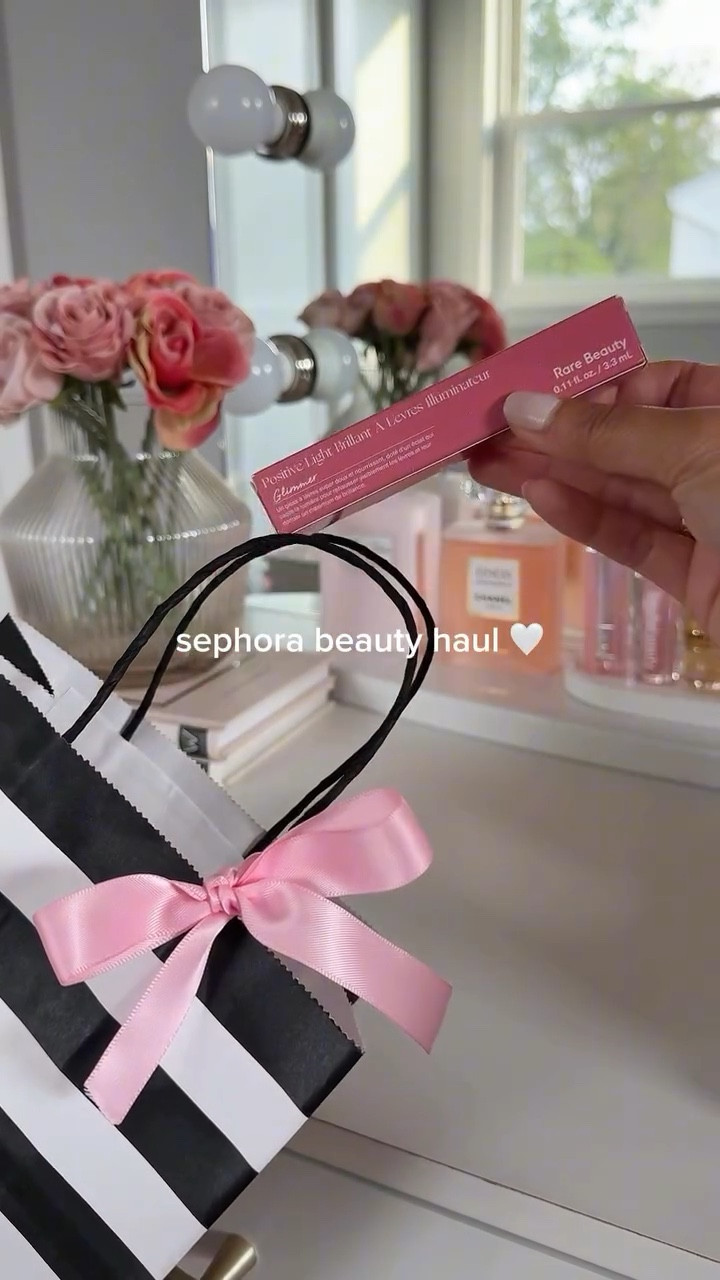 sephora beauty haul 💞💄

products shown:
@hourglasscosmetics curator eyeshadow palette in minimalist
@summerfridays blush butter balm in soft strawberry
@tatcha kissu lip tint in midnight lily
@charlottetilbury unreal lip + cheek glow blush stick in rosy glow
@rarebeauty positive light luminizing lip gloss in glimmer

sephora haul, makeup haul, beauty haul, makeup essentials, beauty essentials

@sephora #sephora #sephorahaul #beautyobsessed #beautyproducts #skincare #selflove #selfcare #asmrmakeup #beautyessential #prettythings #girlygirl #beautyobsessed #softgirl #beautyproducts #beautyreels #skincare #explore #fyp #fallmakeup #unboxing