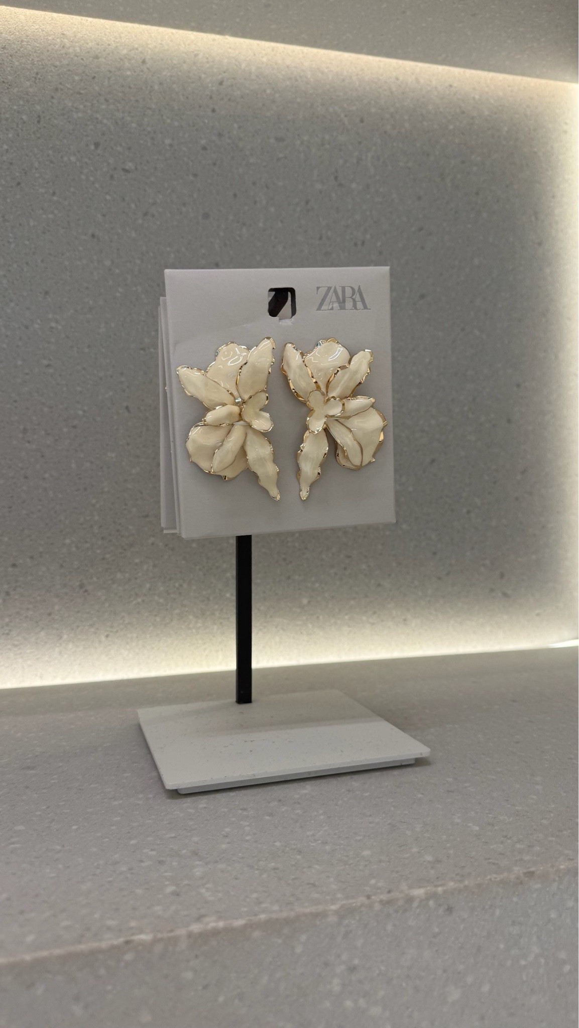Flower shaped statement/costume earring find! Give your look that pop of detail to finish it off!