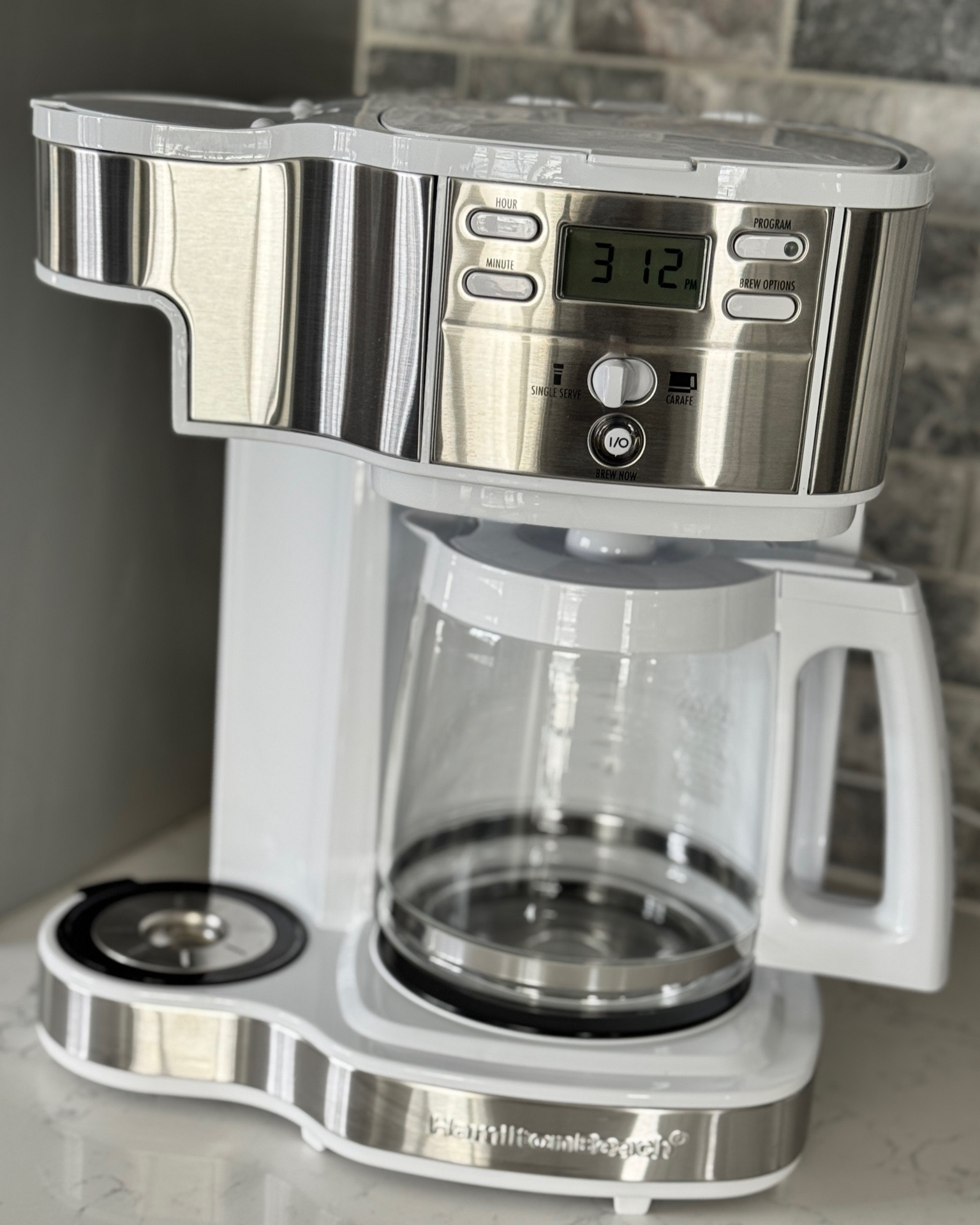 Coffee maker. Coffee machine. Hamilton Beach. Hamilton Beach coffee maker. Hamilton Beach coffee machine. For the home. Single serve coffee machines. Single serve coffee machine. Single and carafe coffee machine. White coffee machine. White coffee machines. 