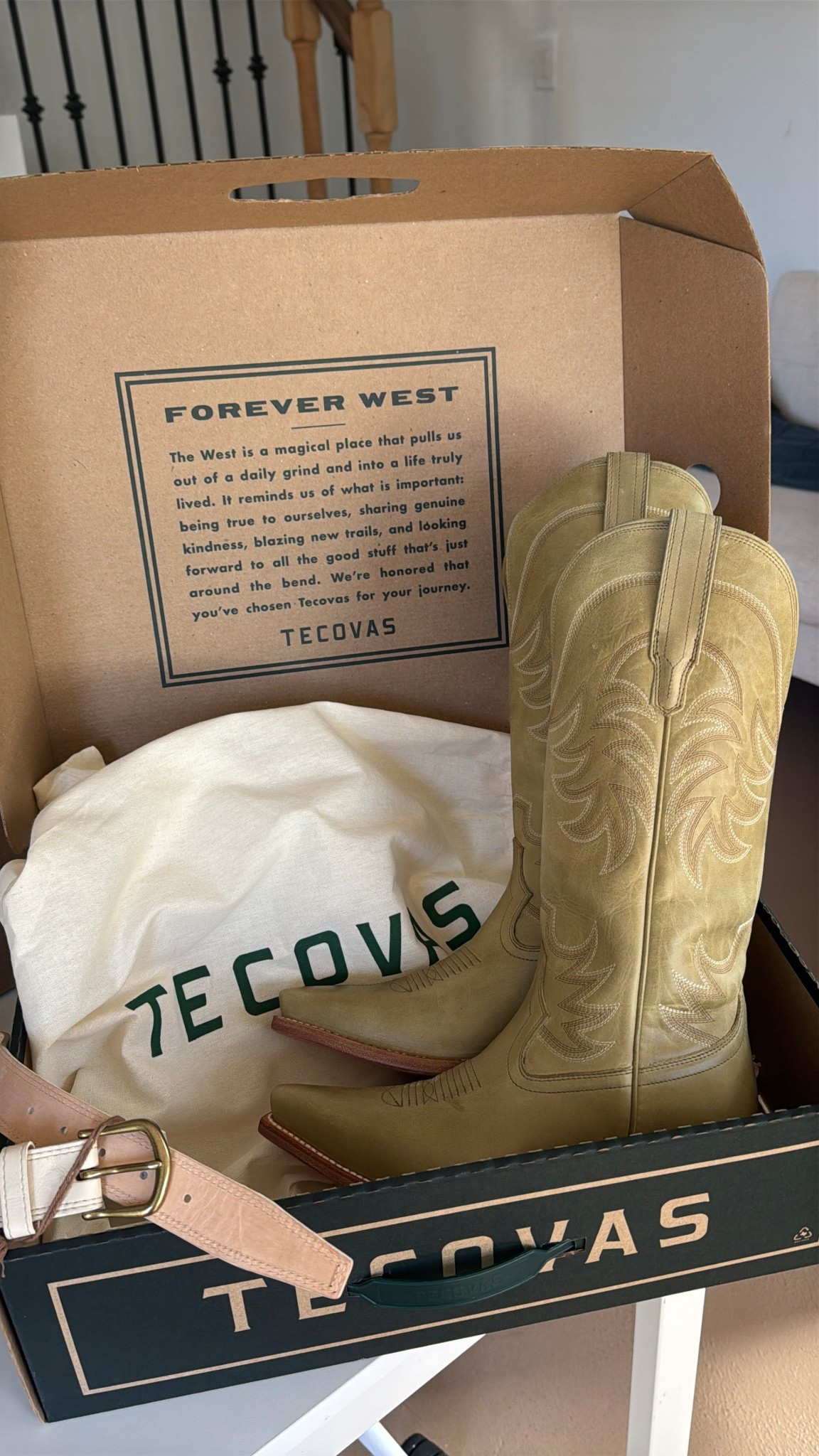 The Annie in light safe…. Ugh!!! 🤍🍵🌵 ✨todo que ver #tecova #boots #texas #rodeo @Tecovas 