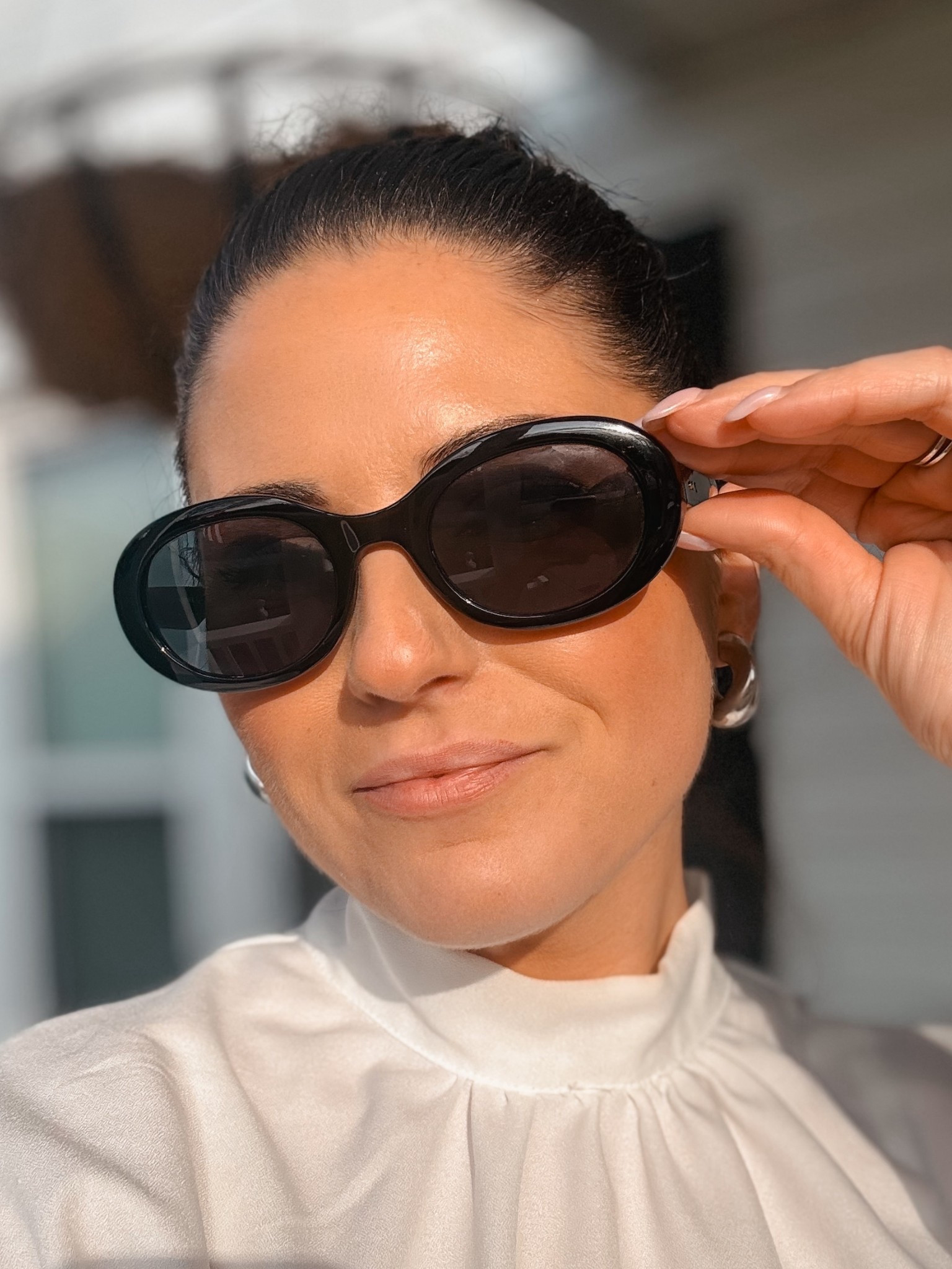Madewell oval sunglasses 🖤 the perfect 90s-inspired black sunglasses for everyday wear—lightweight, flattering, and under $100. These Russell oval sunnies are a staple 🤍 linked in my LTK! #sunglasses 

#LTKootd