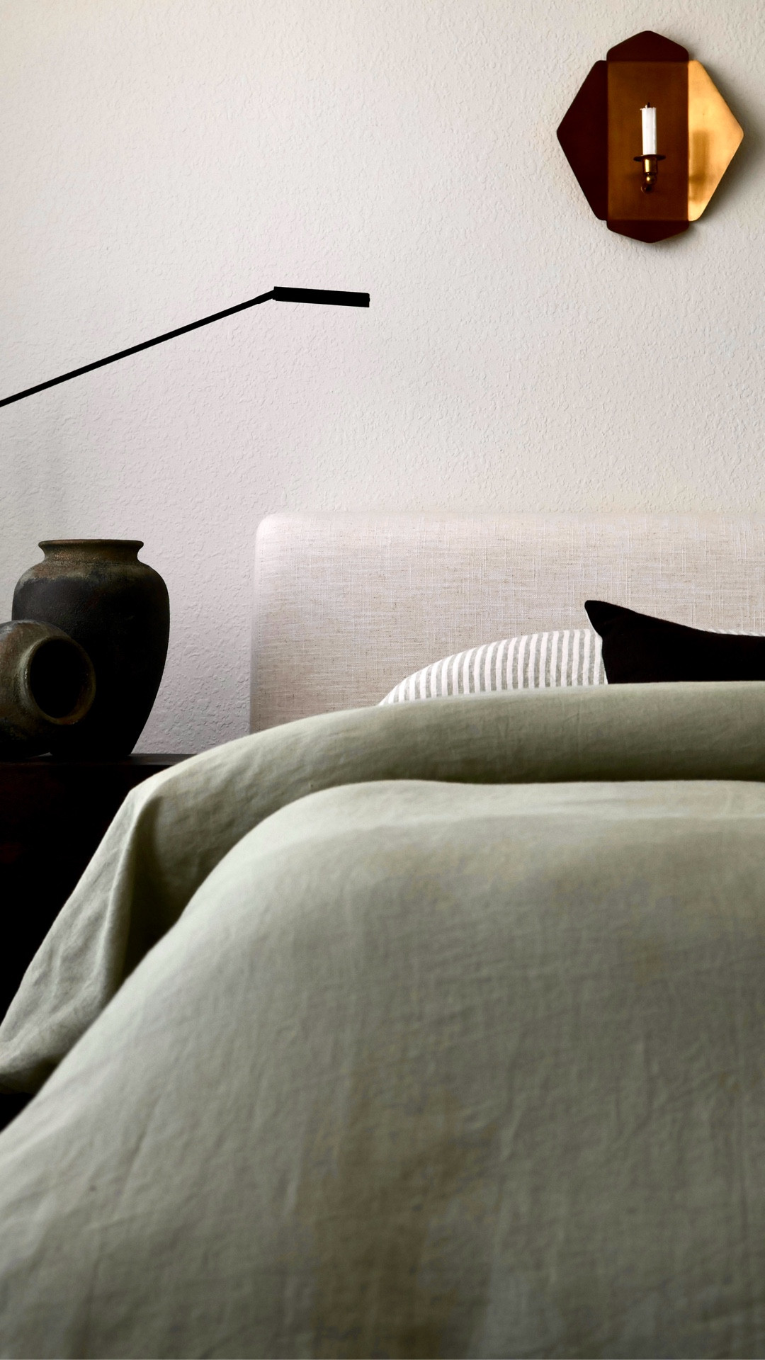Slow mornings, warm tea, and the perfect layers from @onequince that make staying in feel like a ritual 🍵

#bedroominspo #japandi #slowliving #stylinginspo #luxurybedding