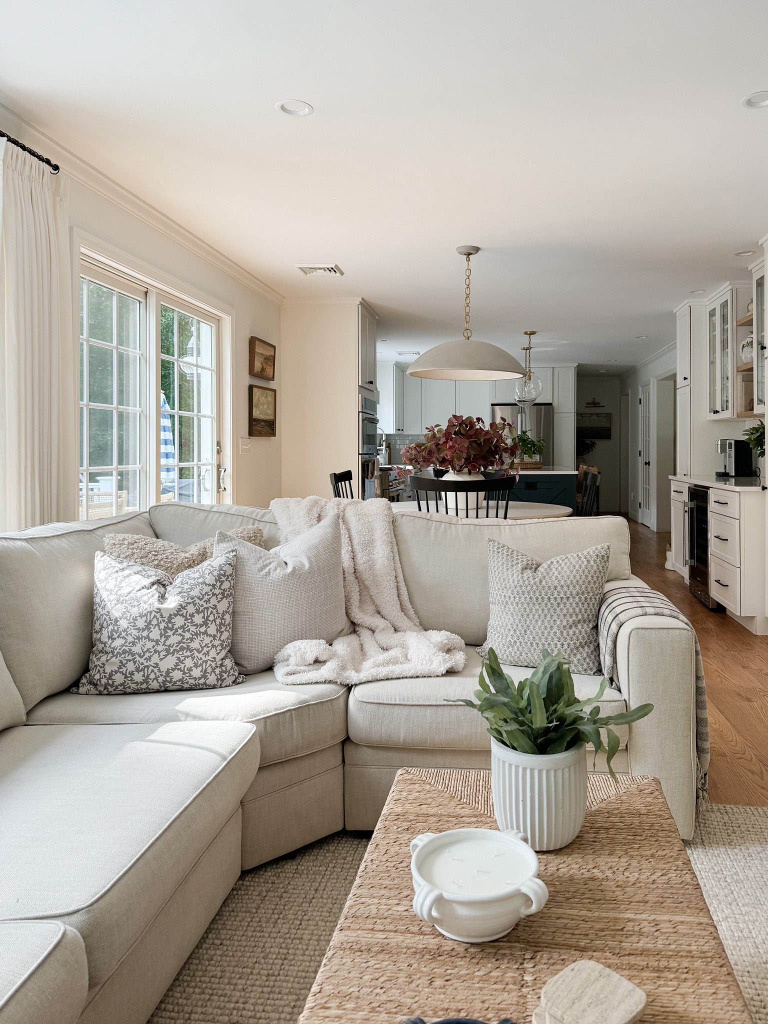 Coastal Living Room 

Coastal living room  living room styling  Home decor  Home  Home decor  Home favorites  Floral vase   Wall Art  Coastal home  coastal home decor  coffee table 

#LTKStyleTip #LTKFindsUnder100 #LTKHome