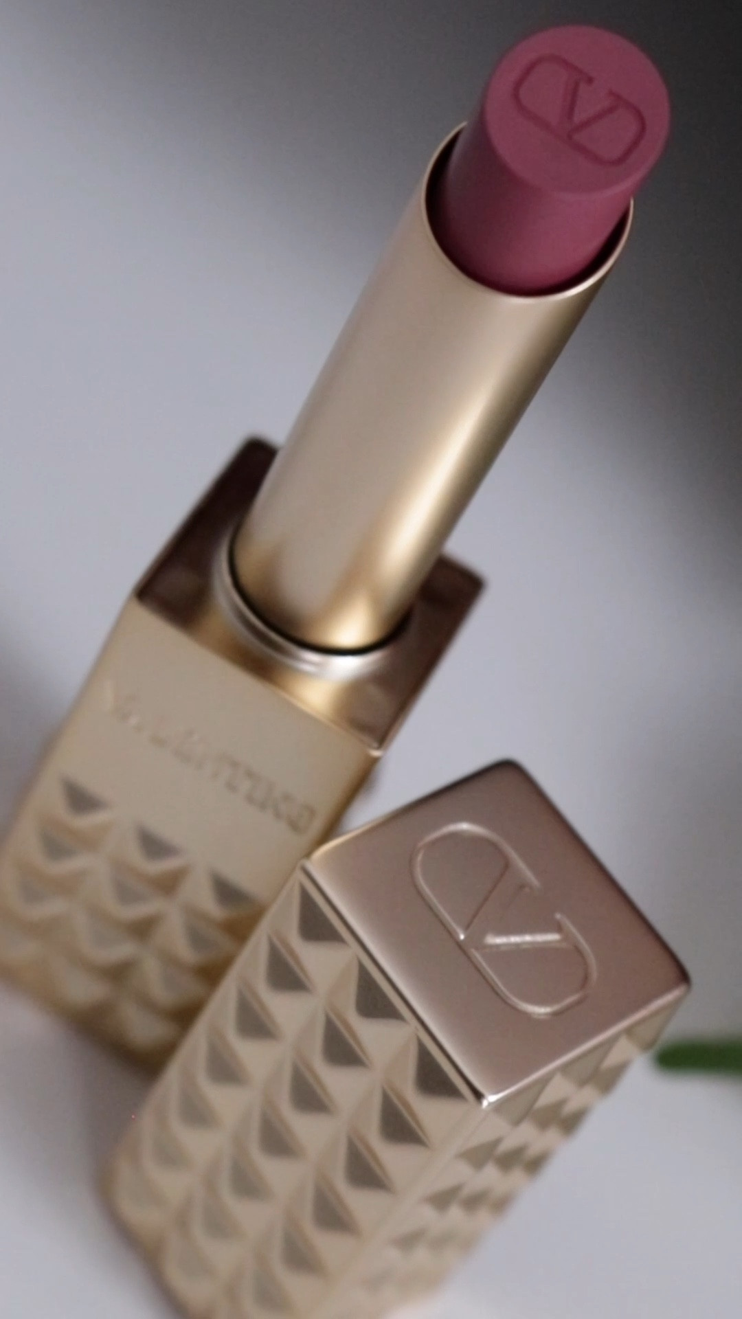 #GiftedbyValentinoBeauty: That ✨PACKAGING!✨ Valentino Beauty is celebrating its NEW Spike Valentino Buttery Matte Lip Color - it’s buttery, creamy, smooth and full coverage ✨

✨It comes in three refillable shades 
✨ It’s infused with light-diffusing gel for a creamy matte finish and cotton oil extract to keep lips looking hydrated and smooth 

#LTKItBag #LTKVideo #LTKBeauty