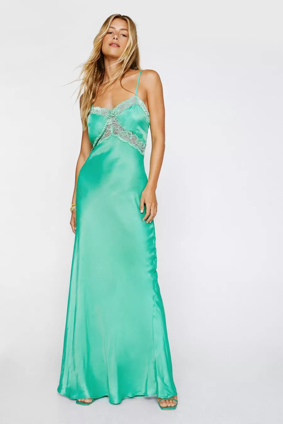 Robe longue satinée à bretelles avec détails dentelle | Nasty Gal FR