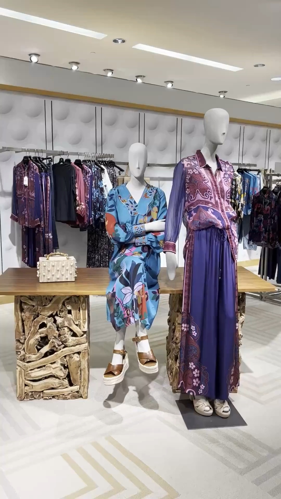 Una de mis marcas favoritas por su  versatilidad y comodidad ademas de las estampados, colores y telas hermosas es Johnny Was. Estos dos outfits están en #sale en Neiman Marcus quedan pocas tallas pero valen la pena y quería compartirlas. Happy Shopping! 

#LTKSaleAlert #LTKOver40 #LTKPlusSize