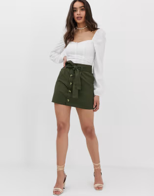 Boohoo – Minirock in Khaki mit Bindegürtel | ASOS DE