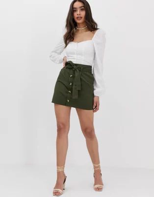 Boohoo – Minirock in Khaki mit Bindegürtel | ASOS DE