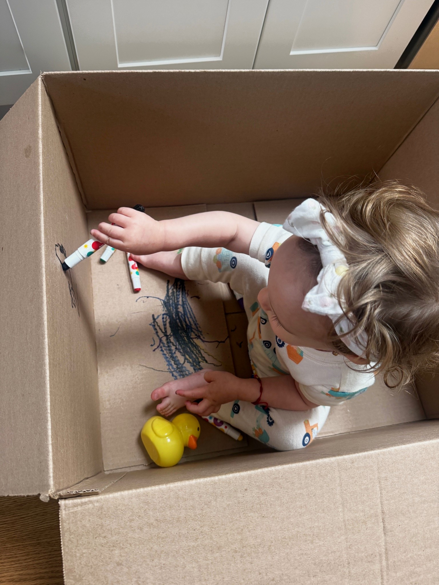 When I need to get things done in the kitchen, this is one of my favorite mom hacks: a cardboard box and these washable crayons from Jar Melo.

Rexxie gets her own little creative corner, I get 15 minutes to clean up, and everyone wins. 🙌

Bonus: the crayons are washable and made with little artists in mind, which makes this mama feel a lot better about the inevitable scribbles.

#MomHack #ToddlerActivities #JarMelo #MomLife #CreativeKids #LTKKids #MessyMom

#LTKdayinmylife #LTKmomlife #LTKKids