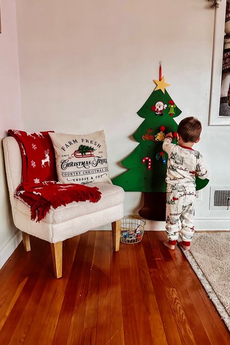 Toddler Holiday Tree Activity 

#LTKHoliday #LTKkids #LTKSeasonal
