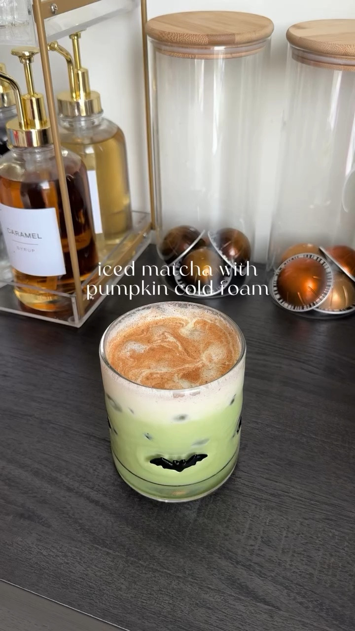 Iced matcha with pumpkin cold foam🍵🧡 #pumpkinmatcha #pumpkincoldfoam #pumpkincream #pumpkincreamcoldfoam #pumpkincoldfoamrecipe #matcha #matchalatte #icedmatcha #coffee #green #delicious #vegan #cake #chocolate #homemade #healthyfood #foodstagram #healthylifestyle #foodphotography #cafe #dessert #foodblogger #organic #icecream #tea #cookies #japanese