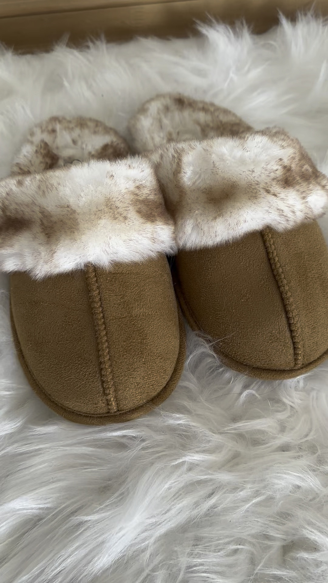 My favorite slippers! 🤍
Cozy, soft, perfect for Fall/Winter! Great gift idea! 🫶🏻
I’m a 7/7.5 (Ordered Medium 7-8)
Color: Tan!

#LTKVideo #LTKShoeCrush #LTKOver40