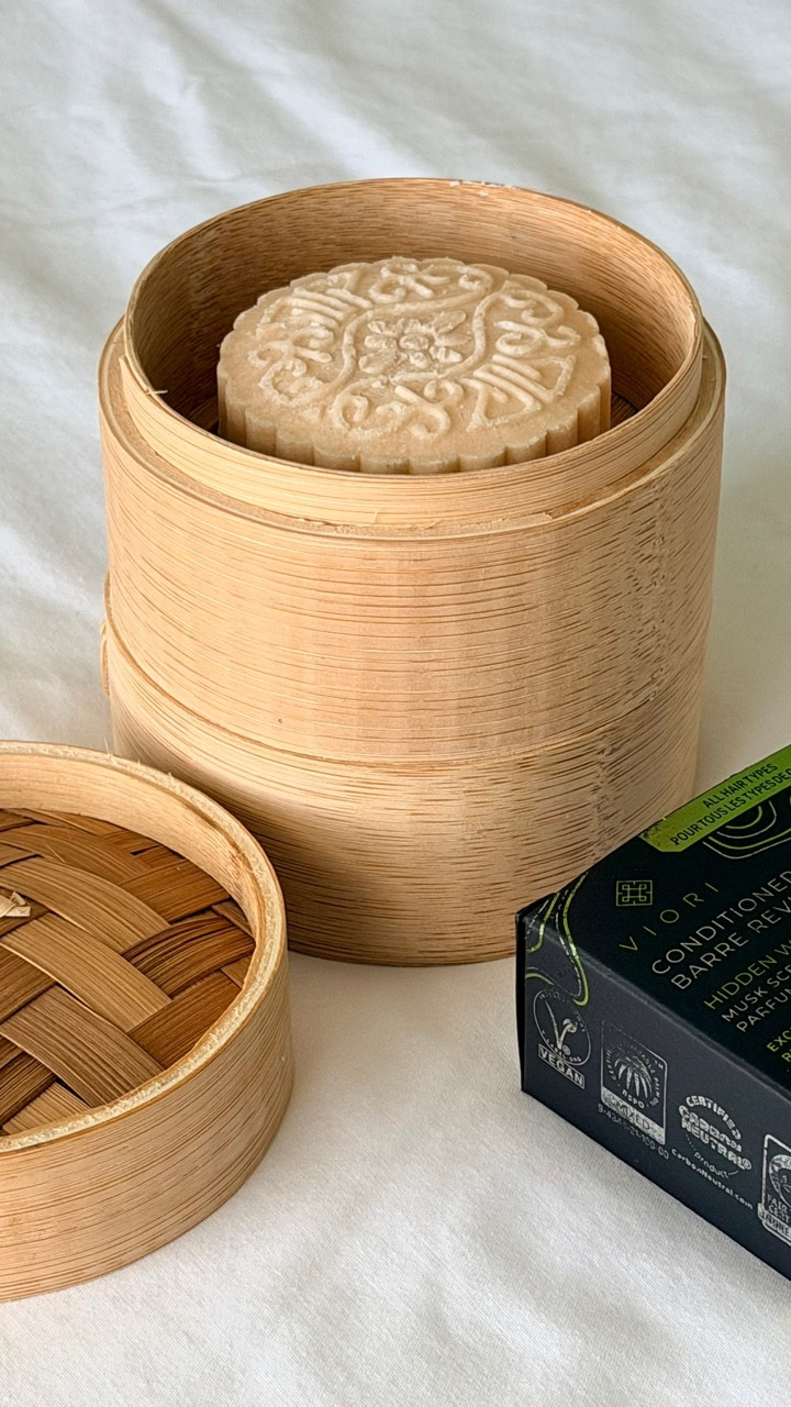 solid shampoo & conditioner bars are my fav hack when it comes to packing! they don’t count as a liquid for tsa so I have more space for makeup and perfume. these bars from @vioribeauty smell so good and come with a cute bamboo holder for in the shower 🤍🧺

#travelhack #packwithme #redyao #longshengrice #viori
