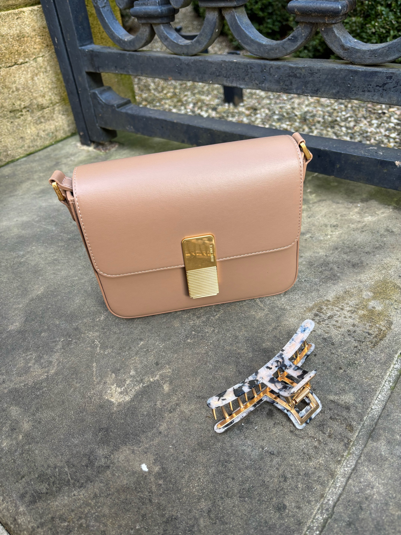 Prettiest bag🤎 taupe gold bag

bag lover | bag | taupe bag

#LTKItBag #LTKGiftGuide #LTKMostLoved