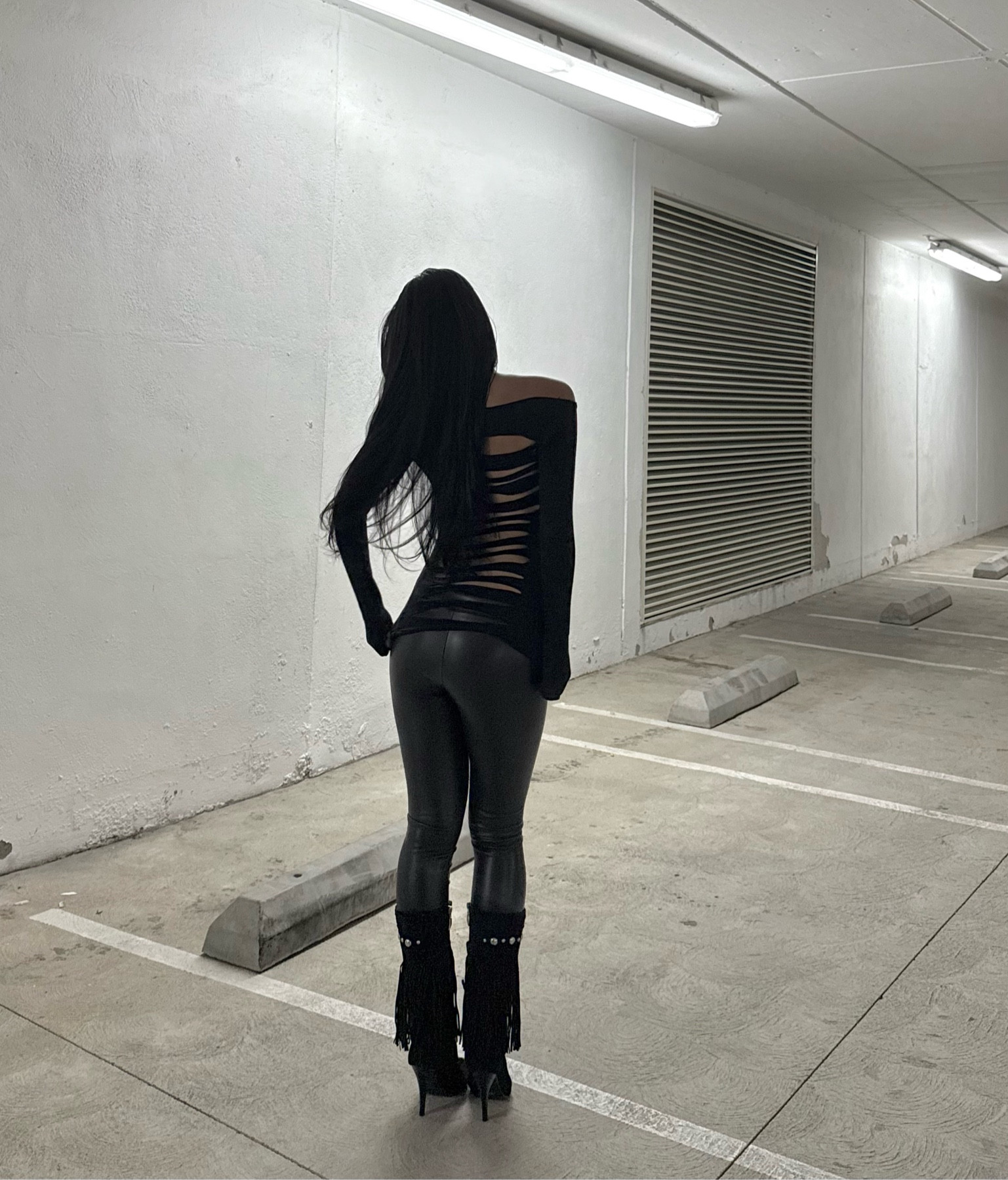 I cut up the exact shirt linked myself and the leggings r old Hollister and boots r old Guess🖤