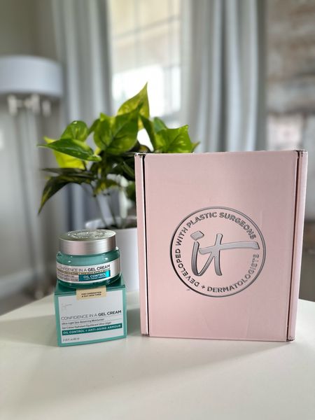 I absolutely love this lightweight moisturizer! It’s perfect for warm weather! Check it out ItCosmetics … beauty, summer skin, summer glow, moisturizer 

#LTKbeauty #LTKfindsunder100