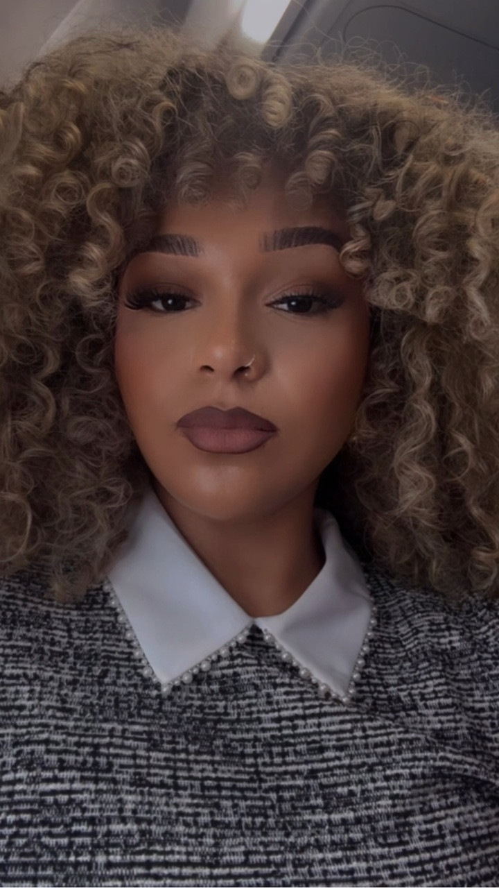 Hey besties!🥰💕
Another tutorial is here! I was rushing to catch my flight so the final shot wasn’t perfect, but trust me the hair and the outfit was tea and absolutely a slay 🤣💕 

#curyhairproducts #blondecurls #curls