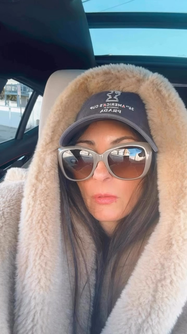 I Swear I’m Not Hiding ;)..🤎🕶️

#scarfcoat #teddycoat #brr #upstatestyle #upstatewintwr #ootd #fashioninfluencer #digitalcreator #fashionstylist #likeitkit

#LTKU #LTKSeasonal #LTKWatchNow