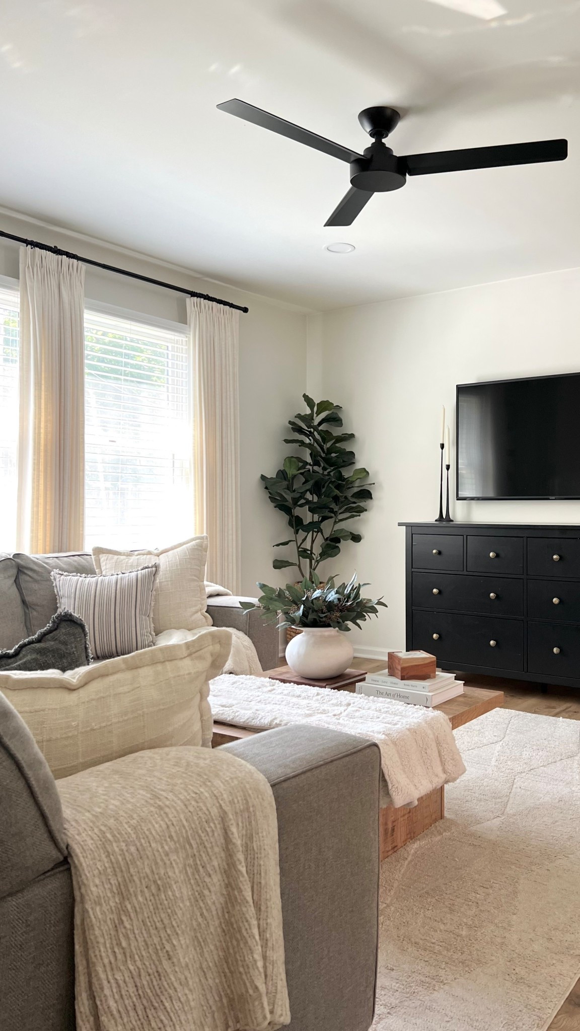 Neutral ans Bright living room stylinf, furniture and decor!

#LTKHome #LTKFamily #LTKStyleTip