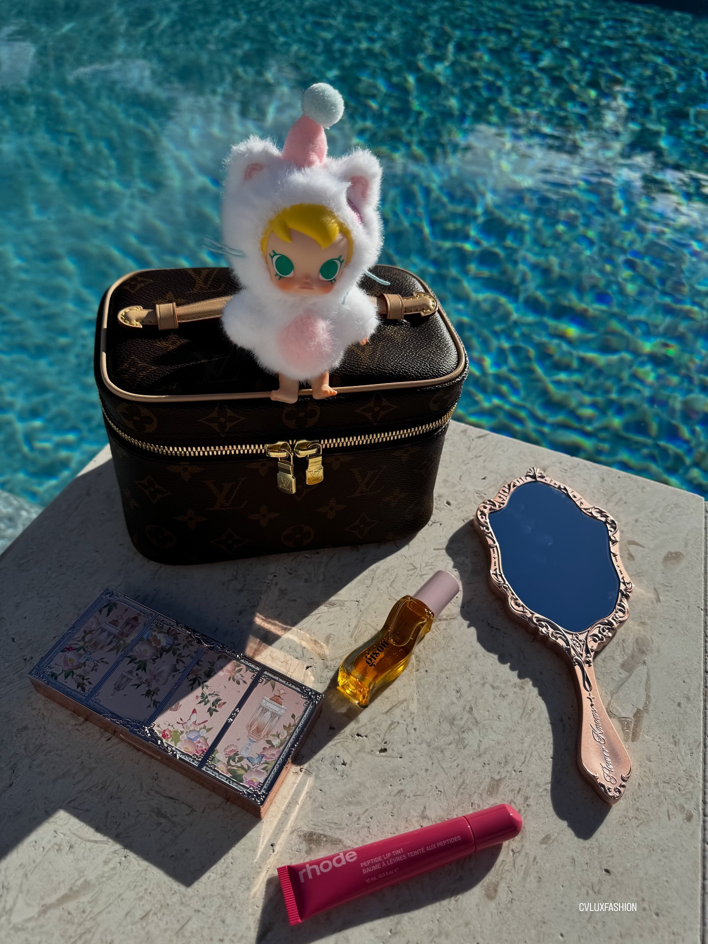 Poolside pretties ☀️💦 
Showcasing my first ever baby Molly doll which I won in a giveaway hosted by @moodpourtoi 🩷 
She even spoiled me with extra goodies! I am obsessed! 🥹🫶🏻 

Featuring:
@gisou lip oil 🍯🐝
@rhode lip tint shade sugar cookie 💋
@flowerknows_global contour palette + mirror 🪞✨🎀

Happy almost Friday babes! 🎉🤍

Follow, save and share for more fashion and handbag inspiration @cvluxfashion 🤍✨

gisou, gisou lip oil, rhode, rhode lip tint, flower knows, baby Molly, bag lover, WIMB, What’s in my bag, beauty, makeup, viral makeup, Louis Vuitton vanity, LV nice mini, monogram, pink, aesthetic, pink girly things

Disclaimer: I may earn a commission if you use my links.
All photos, reels and stories are taken/created by me. All products are AUTHENTIC and NOT FOR SALE. I am sharing my personal collection and items I love with you. 

#louisvuitton #louisvuittonlover #louisvuittonunboxing #lvaddict #purse  #luxury #fashion #style #lvlover  #handbags #luxuryhandbags #lvbag #louisvuittonpurse #louisvuittonhandbags #designerbags #botd  #lvhandbags #wimb #baglover #unboxing #flatlay #itgirl #handbagoftheday #lvmonogram #ootd #labubuoutfit #pink #pinkaesthetic #labubu