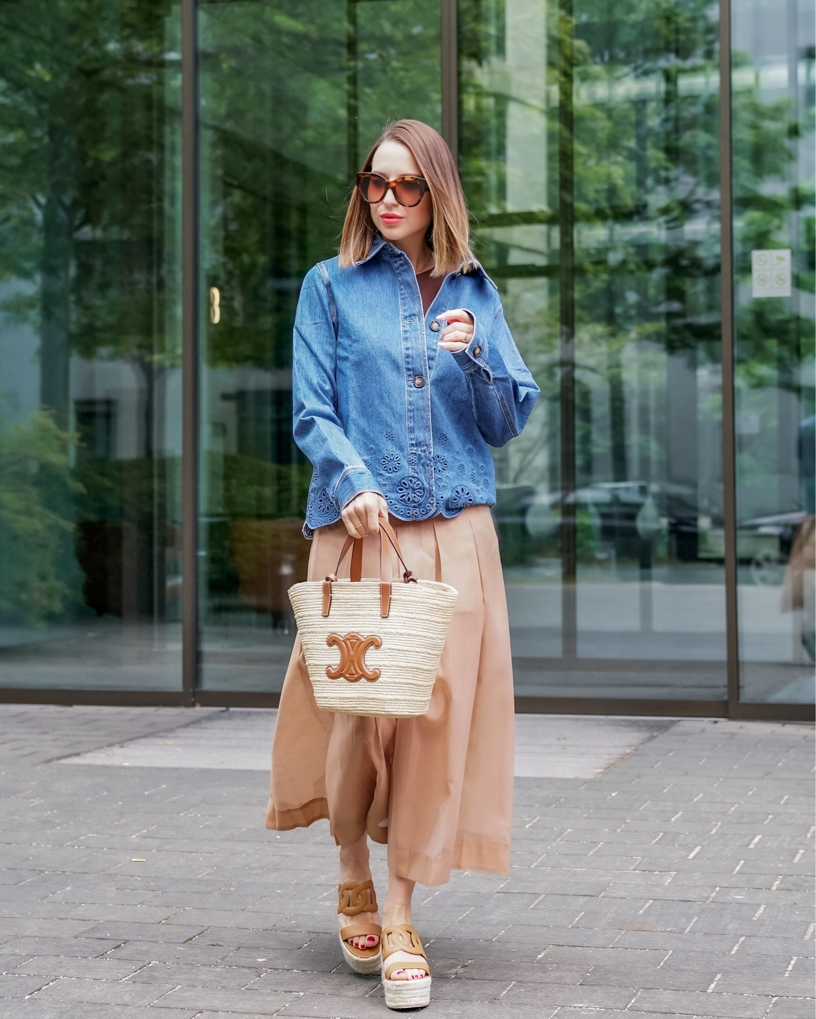 My kind of casual Wednesday - Lets go 💙


#comfortstyle #denimstyle #denimshirt #overshirt #denimjacket #raffiabag #celinebag #hermesshoes #midiskirt #springlook #summerlook 

#LTKsummer #LTKeurope #LTKdeutschland