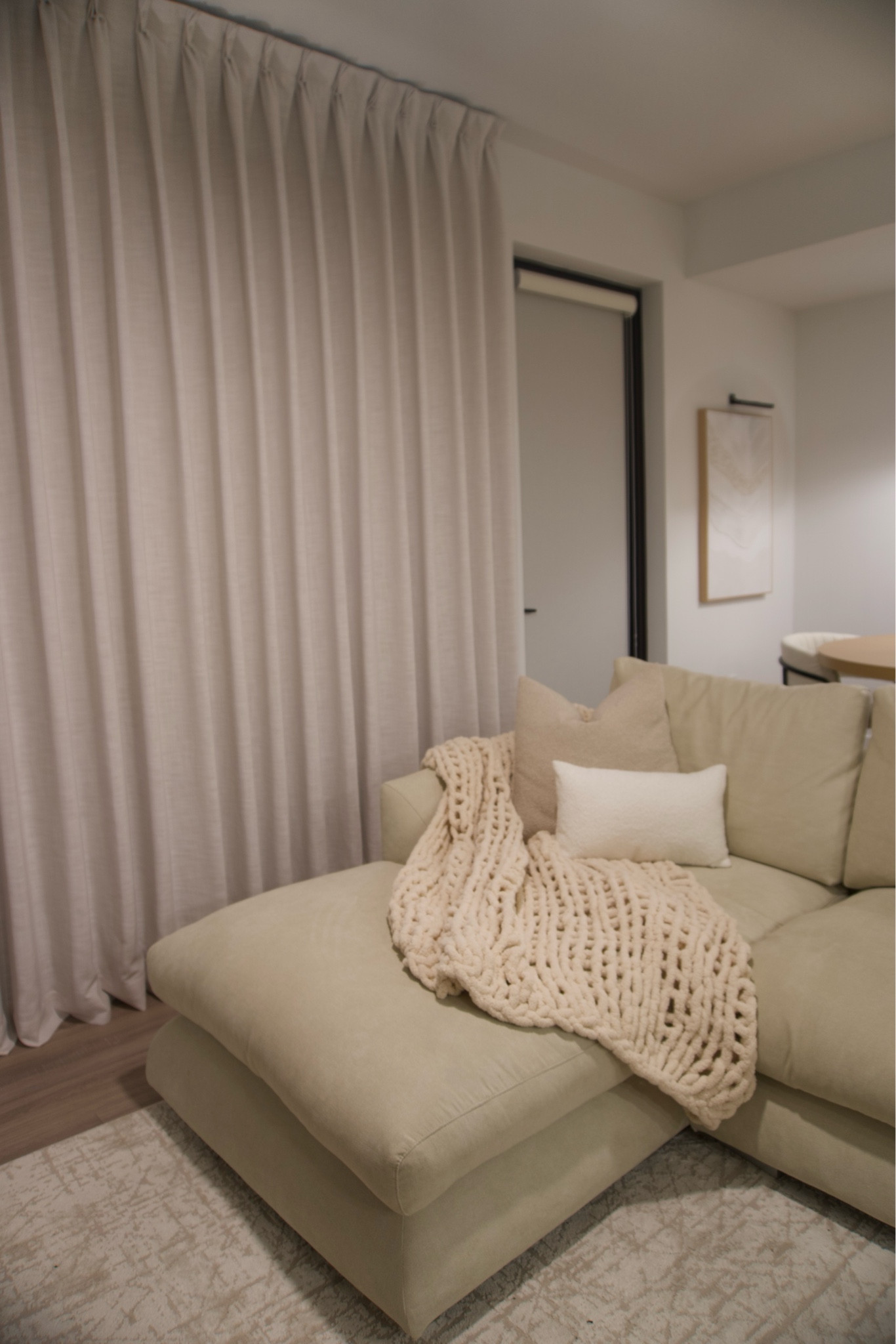 las cortinas mas bellas!!<3 
la calidad es 10/10 
Order Details: 

Product name Liz Collection 
Color Beige White 
Header style/Mount type Pinch Pleat 
Single panel width & length in inch  Length 108 Width 130 inches
Liner type Thermal, Shading Rate 100%, 250 gsm micofiber 3-pass coated white
Single panel quantity 1
Memory Shape (yes or no) YES
Matching Tieback(yes or no) NO