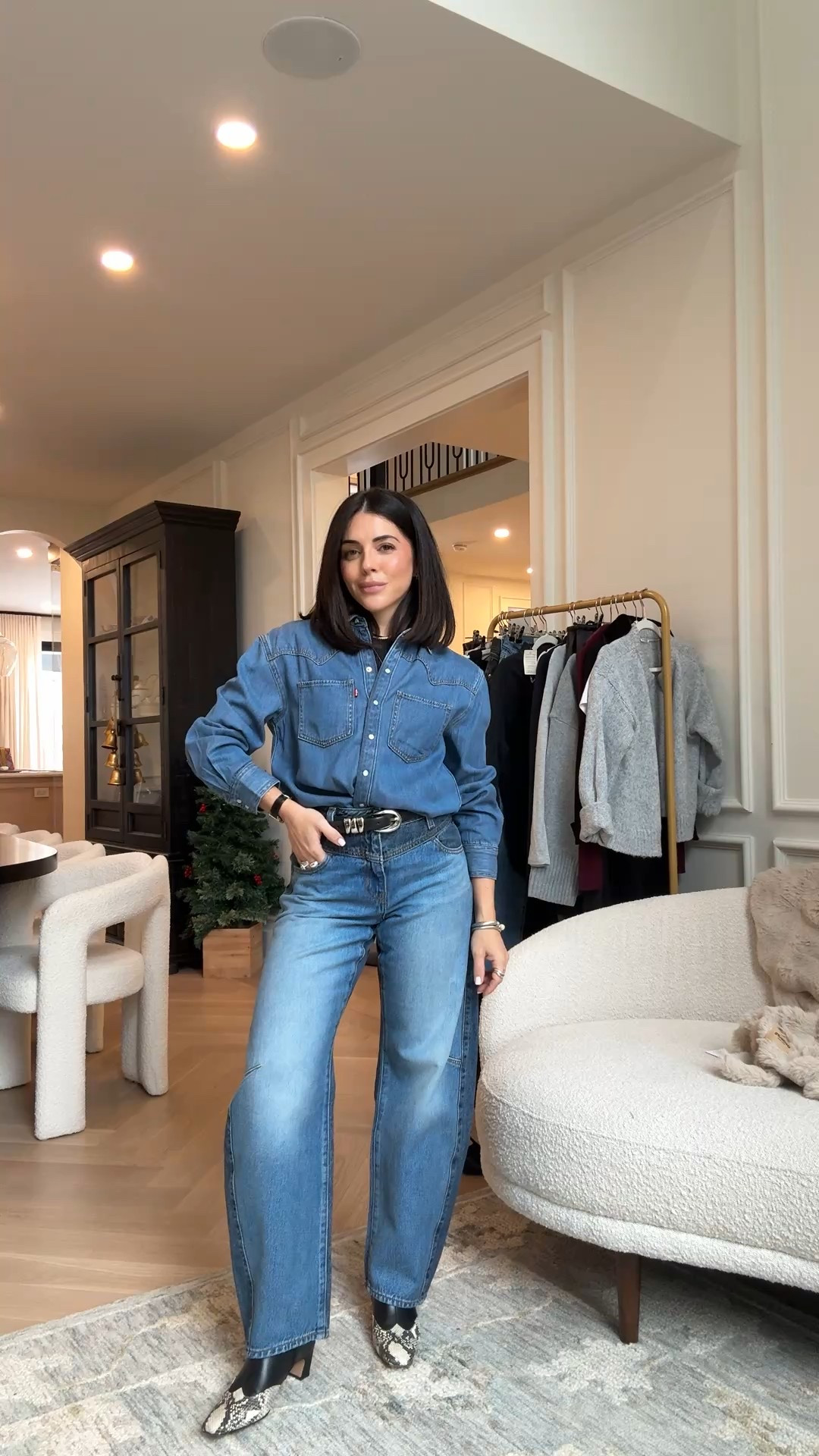 Two toned barrel denim?! Say less! 

@levis
#levis #levispartner
Shirt - XS
Jeans - size 25w x 30l

#LTKholiday #LTKworkwear #LTKjeans