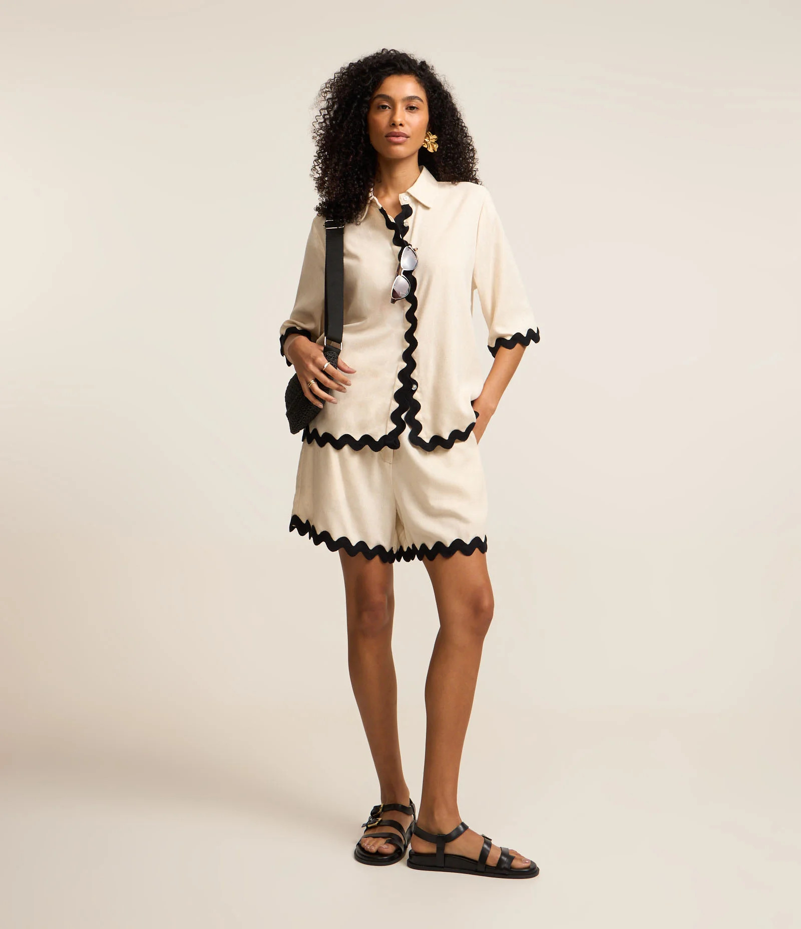 Short Reto Cintura Alta em Viscolinho com Barra Nuvem Bege - Lojas Renner | Renner (BR)