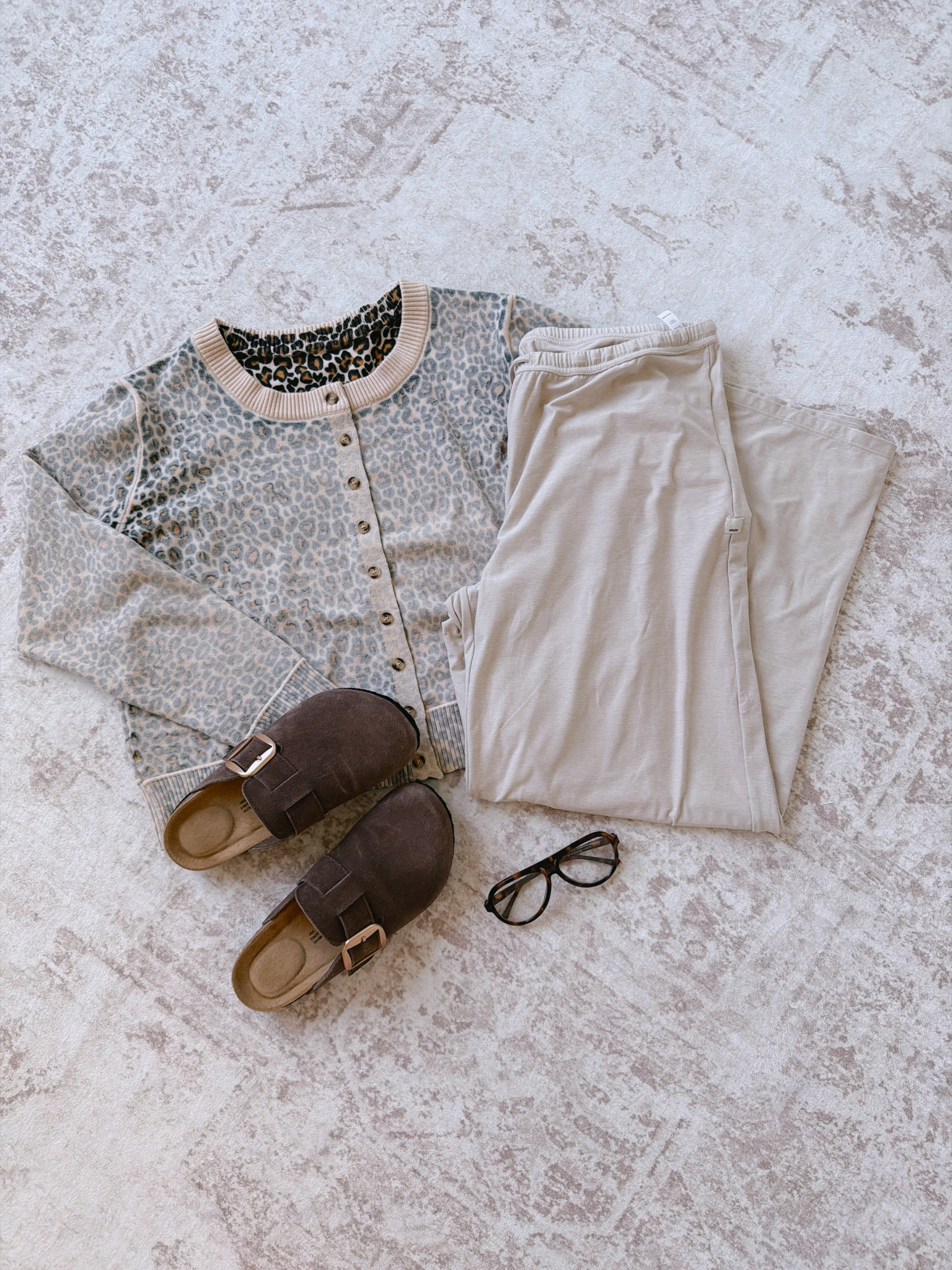 The perfect comfy look..  

 #LTKootd #LTKmomlife #LTKMidsize