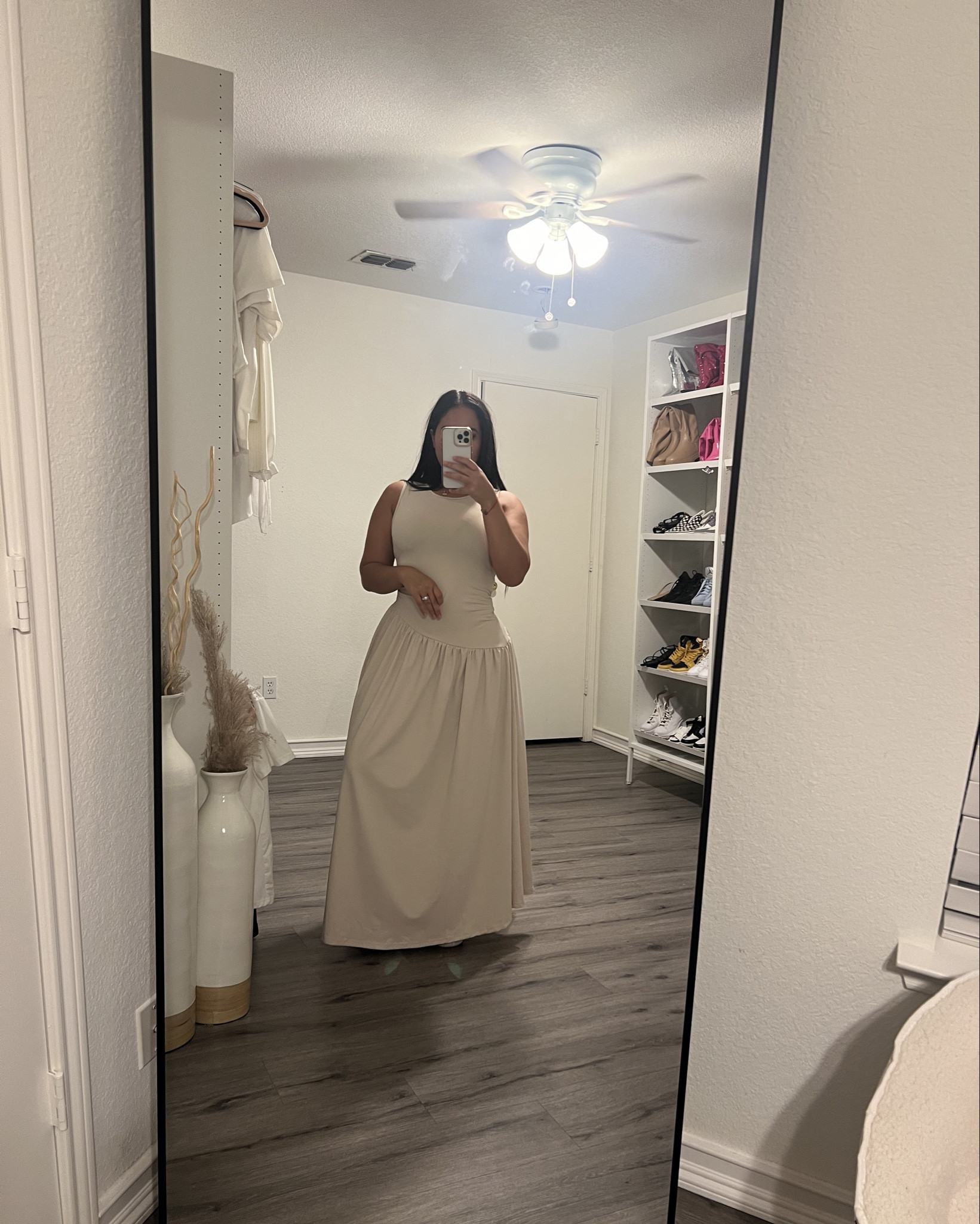 Yo mido 5’3 y así me queda sin tacones el size Small 