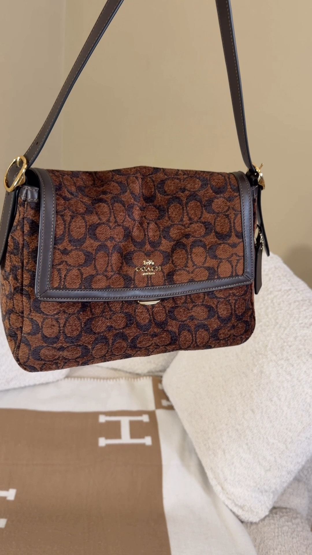 New it bag for fall?! 🍂 Comment SHOP & I’ll dm you the link 🤎

I love the Coach Chelsea and was interested in her outlet sister Etta and was so excited when I saw that the large Etta came out for the Coach Outlet 9/9 drop! The dark chenille is just screams fall to me, and the softness feels so cozy!