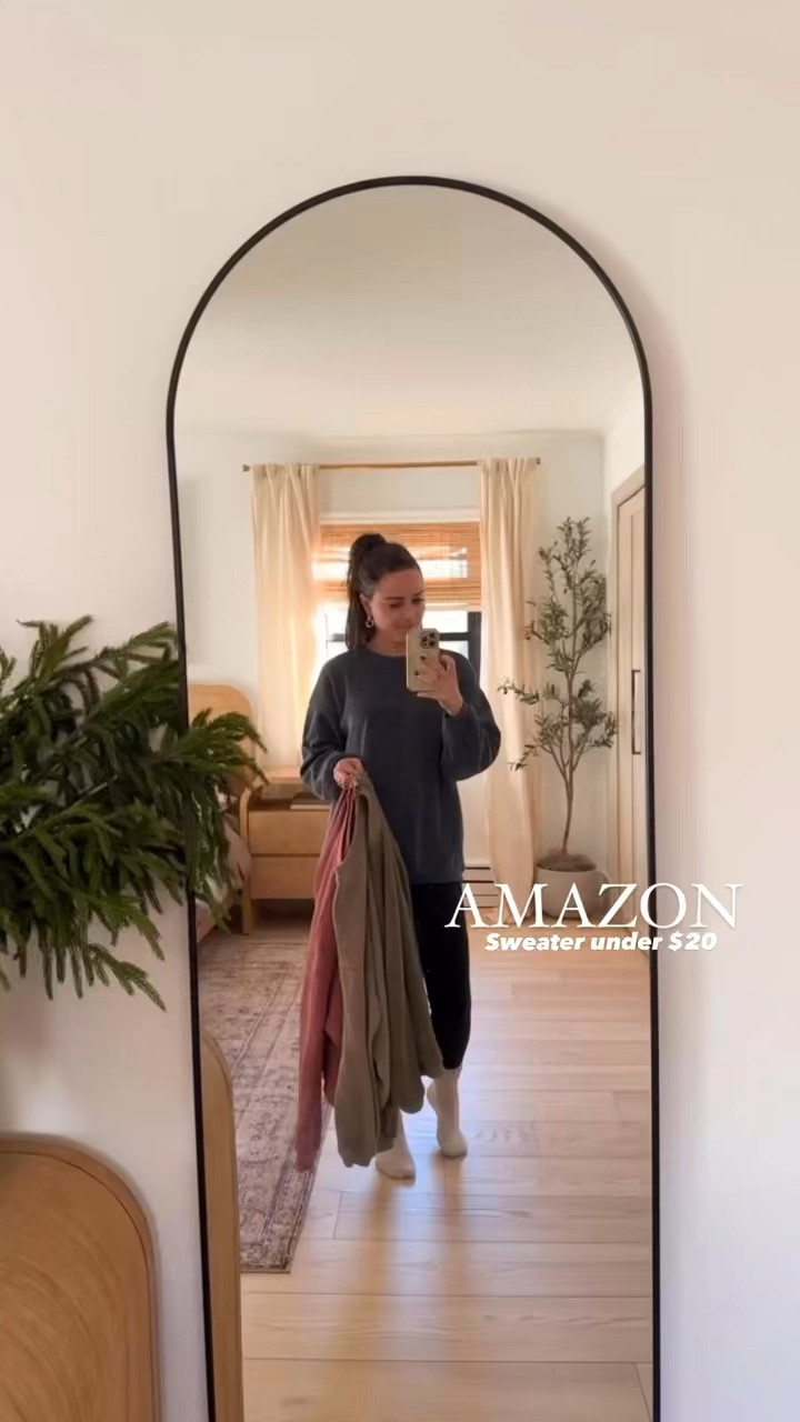 Casual oversized long sleeve crewneck sweatshirts under $20 from Amazon — comes in multiple colors & sizes! 

#Amazonfashion


#LTKStyleTip