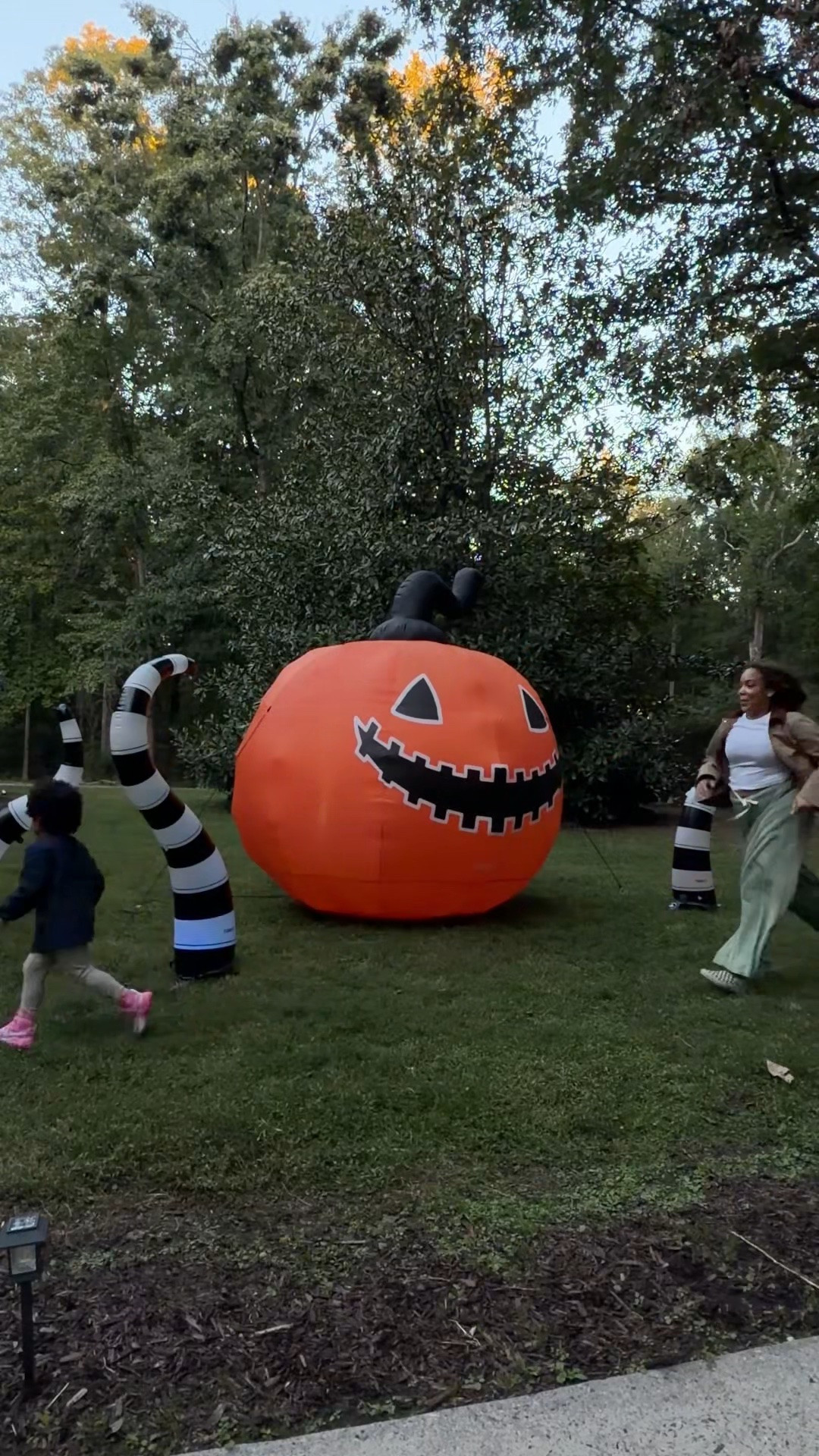 Surprising Scottie with these giant Halloween inflatables will be the highlight of my fall. This girl is so into all the holidays, so you know I need to make it magical for her ✨🎃👻